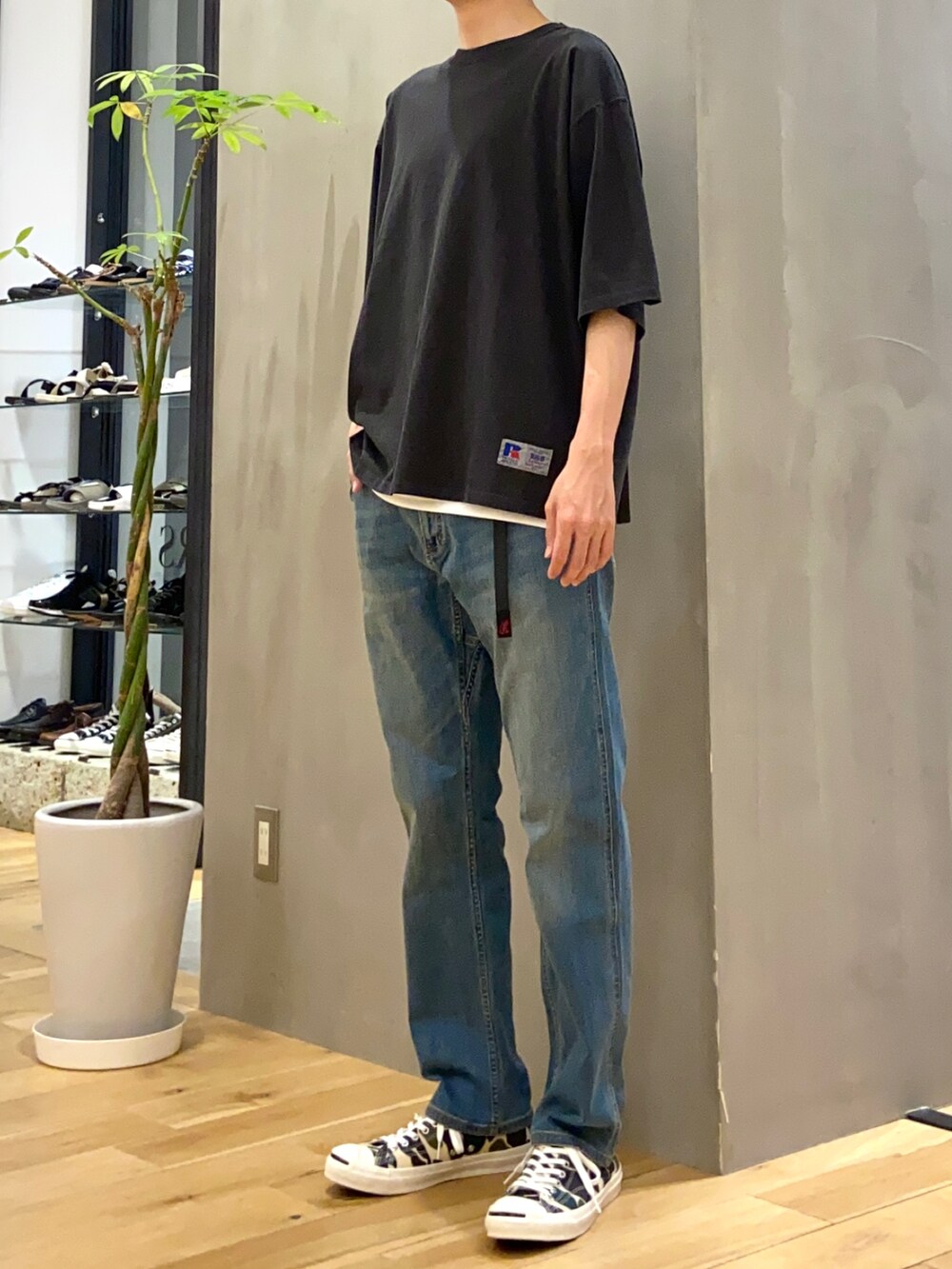 ブラック系のTシャツ/カットソー、ホワイト系のタンクトップ、ブルー系のその他パンツを着用したメンズの夏コーディネートの2枚目の写真