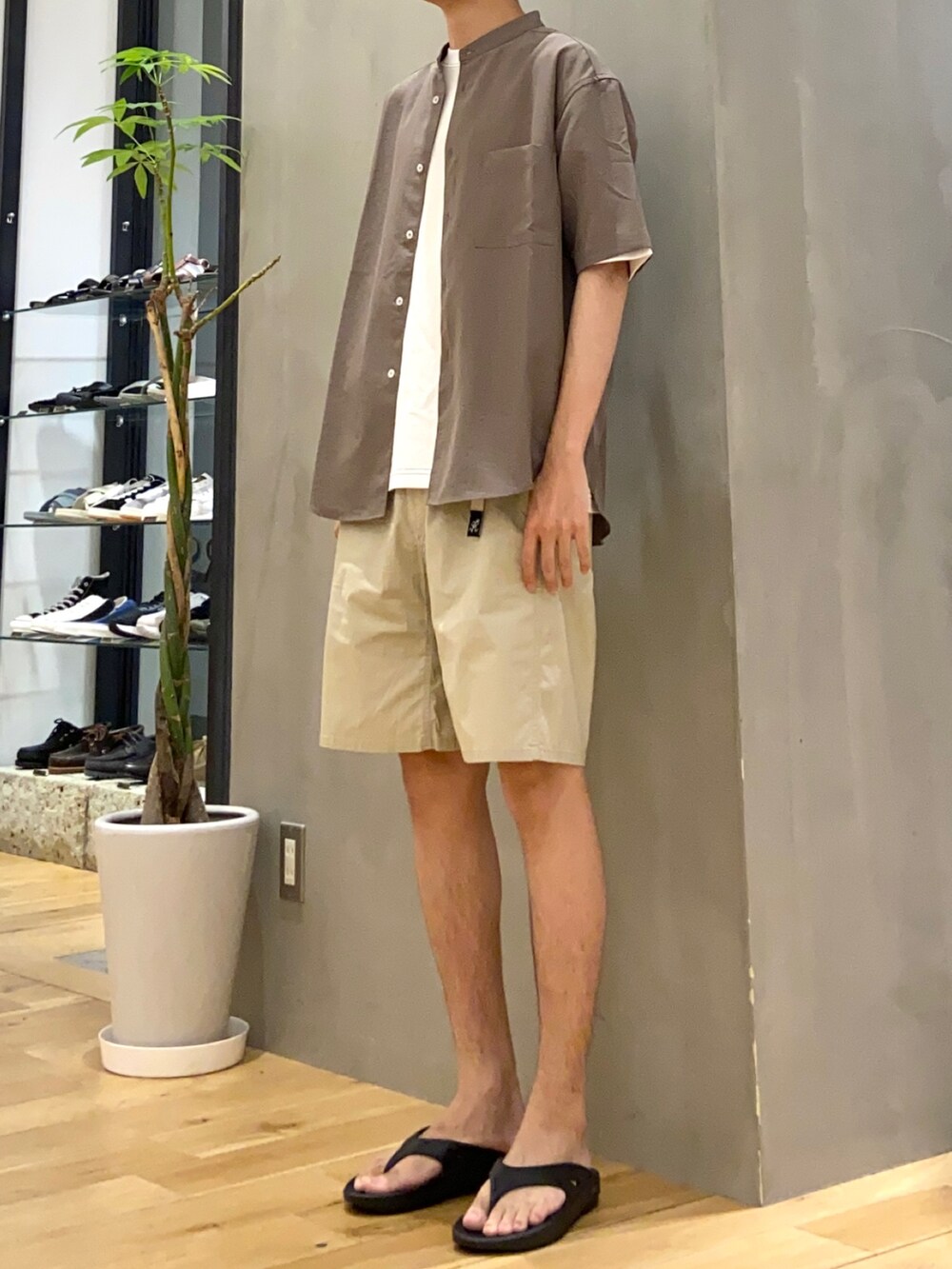 ブラウン系のシャツ/ブラウス、ホワイト系のTシャツ/カットソー、ベージュ系のその他パンツを着用したメンズの春コーディネートの3枚目の写真