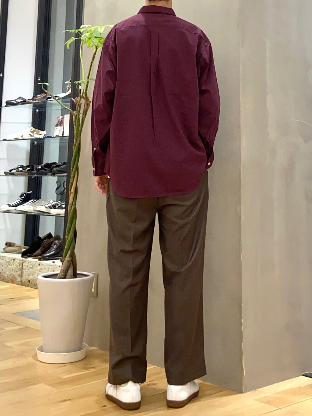 レッド系のシャツ/ブラウス、グリーン系のTシャツ/カットソー、ホワイト系のスニーカーを着用したメンズの秋コーディネートの4枚目の写真