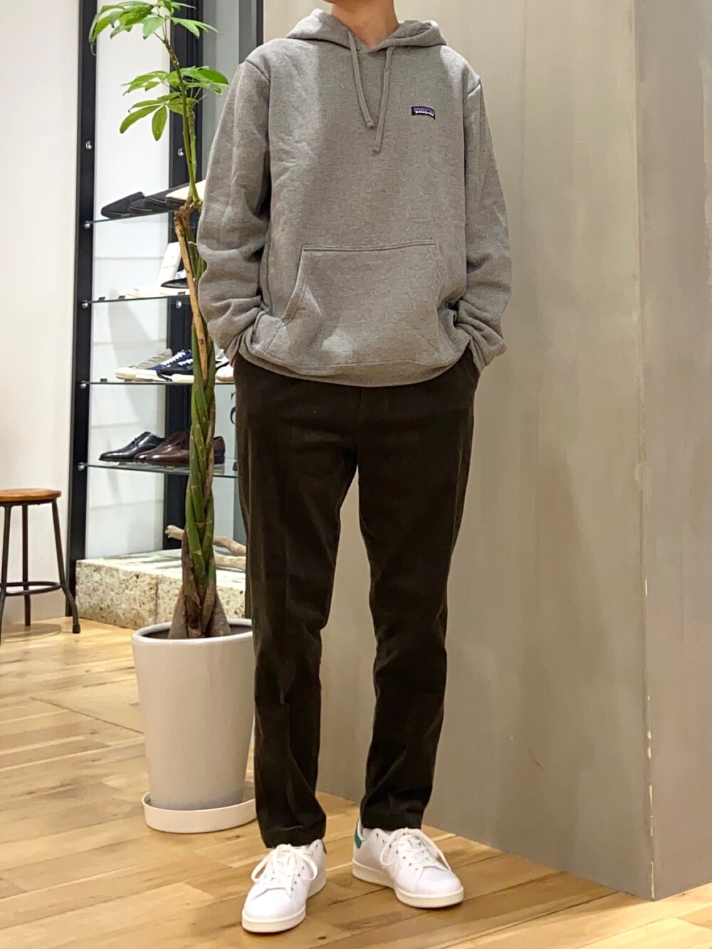 「スウェット、パーカー、冬コーデ、コーデュロイパンツ、パタゴニア、patagonia、白スニーカー、ボアジャケット、スタンスミス、URBAN RESEARCH DOORS」｜「URBAN RESEARCH DOORSの【XLサイズ/WEB限定】防風ボアジップブルゾン（ブルゾン、ブラック系）」を使った、ショウゴさん（メンズ・182cm）の冬コーディネートの2枚目の写真