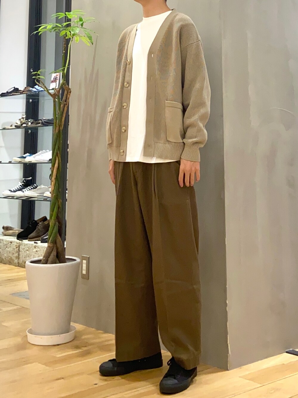 ベージュ系のカーディガン/ボレロ、ホワイト系のTシャツ/カットソー、ブラウン系のその他パンツを着用したメンズの秋コーディネートの3枚目の写真