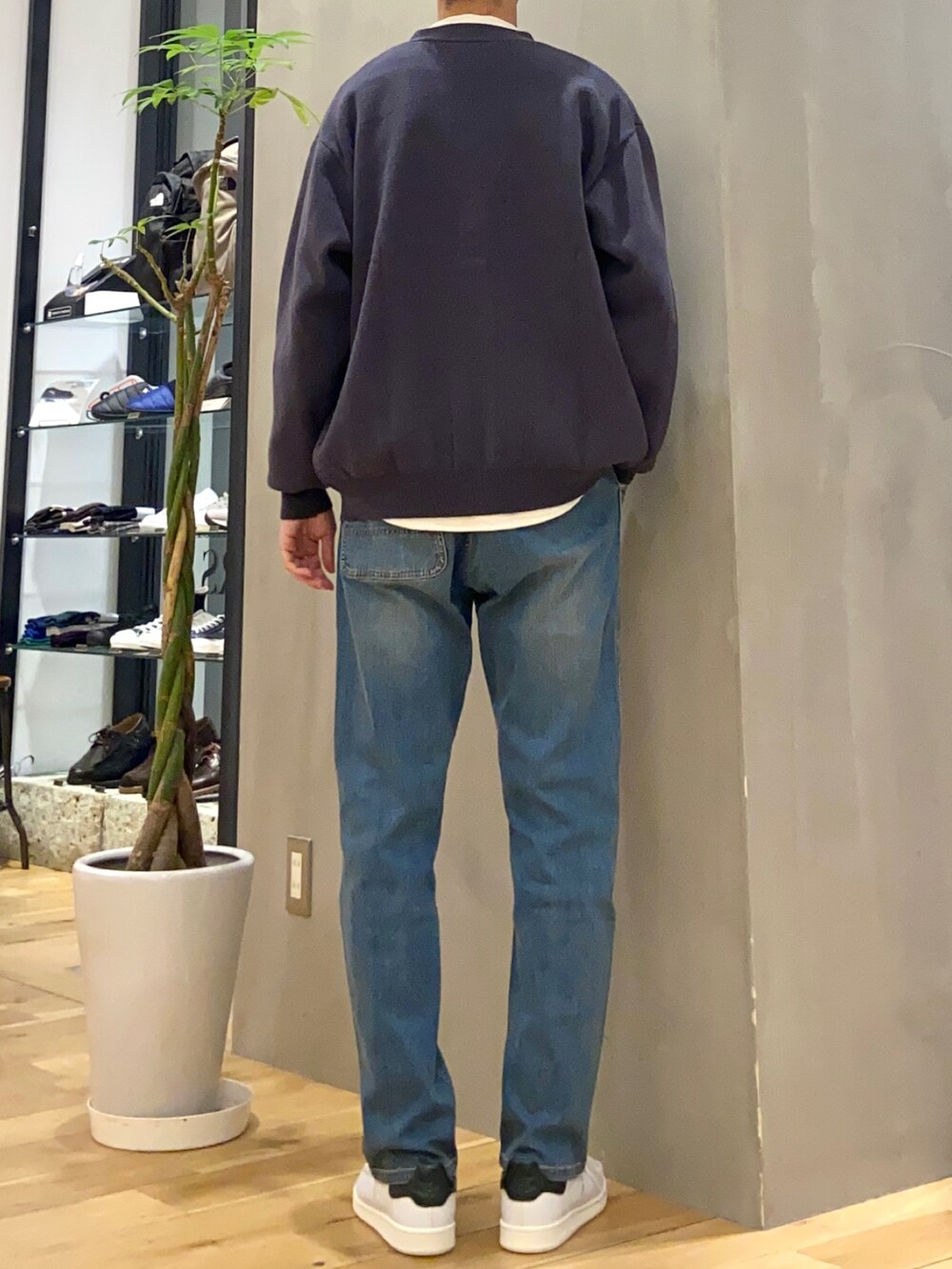 グレー系のカーディガン/ボレロ、ベージュ系のシャツ/ブラウス、ブルー系のその他パンツを着用したメンズの冬コーディネートの3枚目の写真