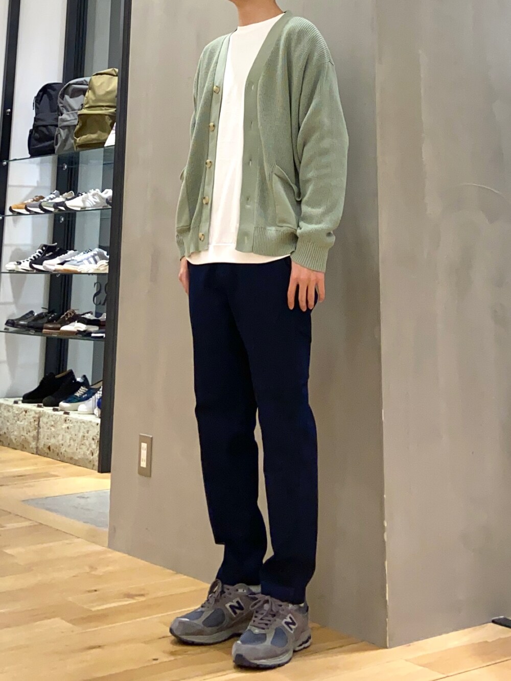 グリーン系のカーディガン/ボレロ、ホワイト系のTシャツ/カットソー、ブルー系のデニムパンツを着用したメンズの春コーディネートの3枚目の写真