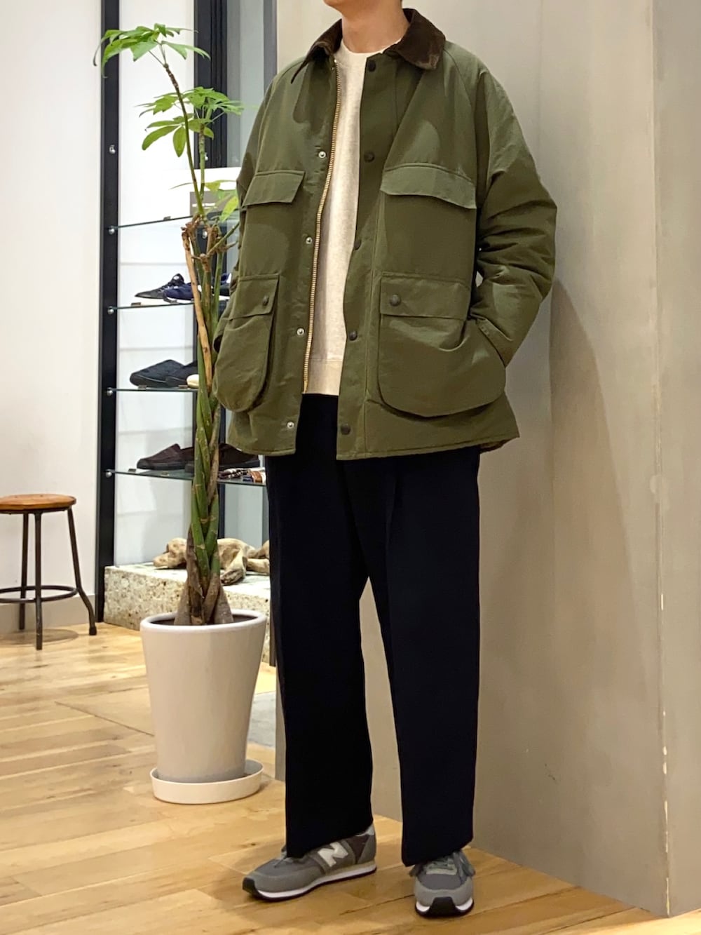 グリーン系のその他アウター、ホワイト系のスウェット、グレー系のスニーカーを着用したメンズの冬コーディネートの2枚目の写真