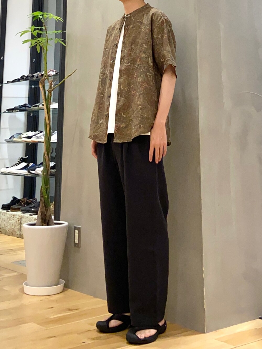 ブラウン系のシャツ/ブラウス、ホワイト系のTシャツ/カットソー、ブラック系のその他パンツを着用したメンズの春コーディネートの2枚目の写真