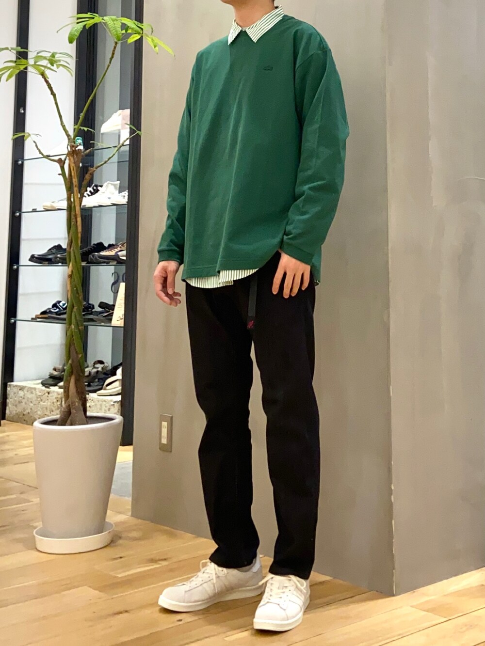 グリーン系のTシャツ/カットソー、グリーン系のシャツ/ブラウス、ブラック系のその他パンツを着用したメンズの春コーディネートの2枚目の写真