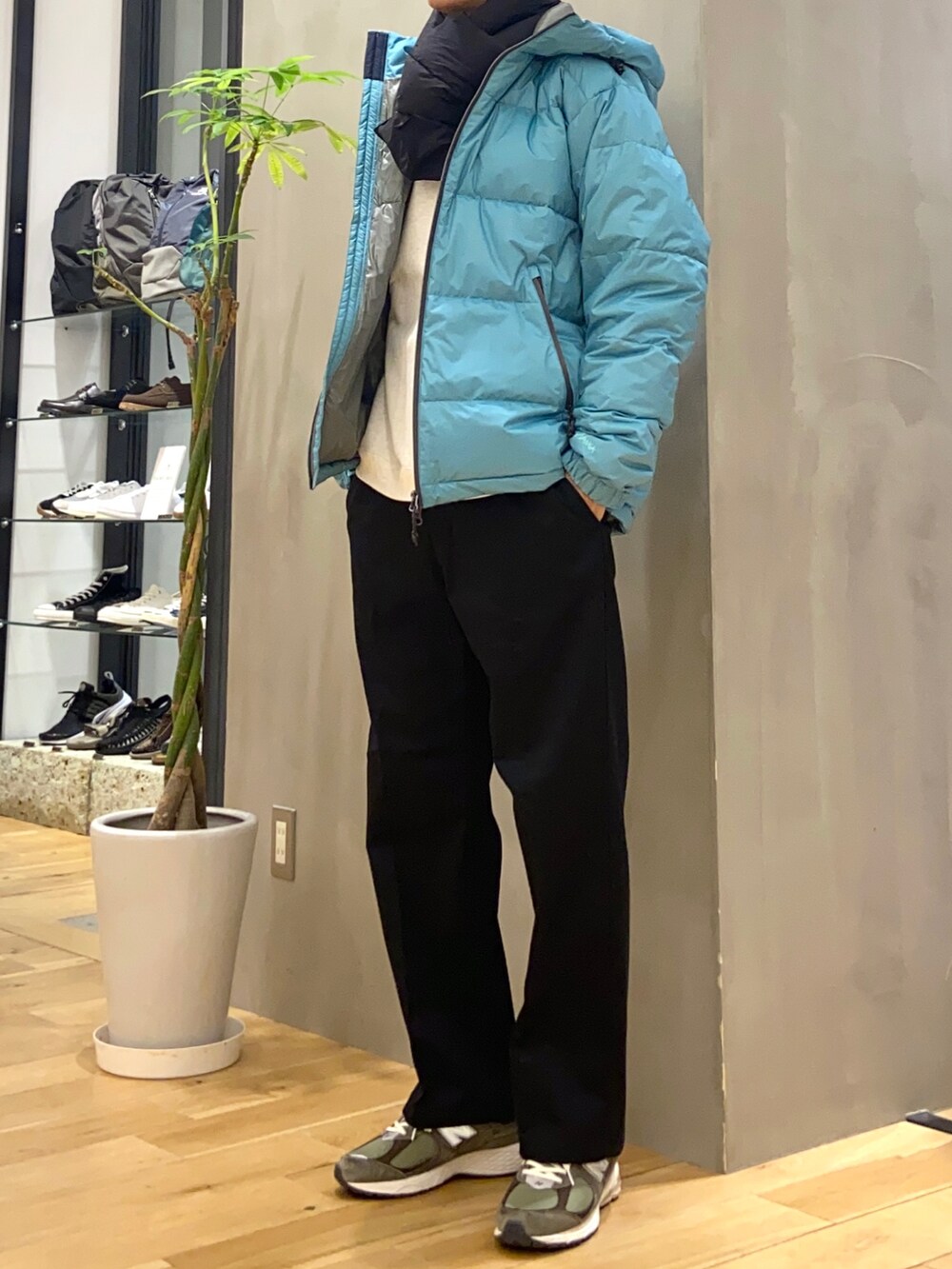 ブルー系のダウンジャケット/コート、ブラック系のその他パンツ、グレー系のスウェットを着用したメンズの秋コーディネートの3枚目の写真