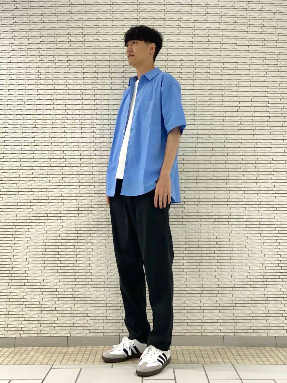 グレー系のその他パンツ、ホワイト系のTシャツ/カットソー、ブルー系のシャツ/ブラウスを着用したメンズの夏コーディネートの2枚目の写真