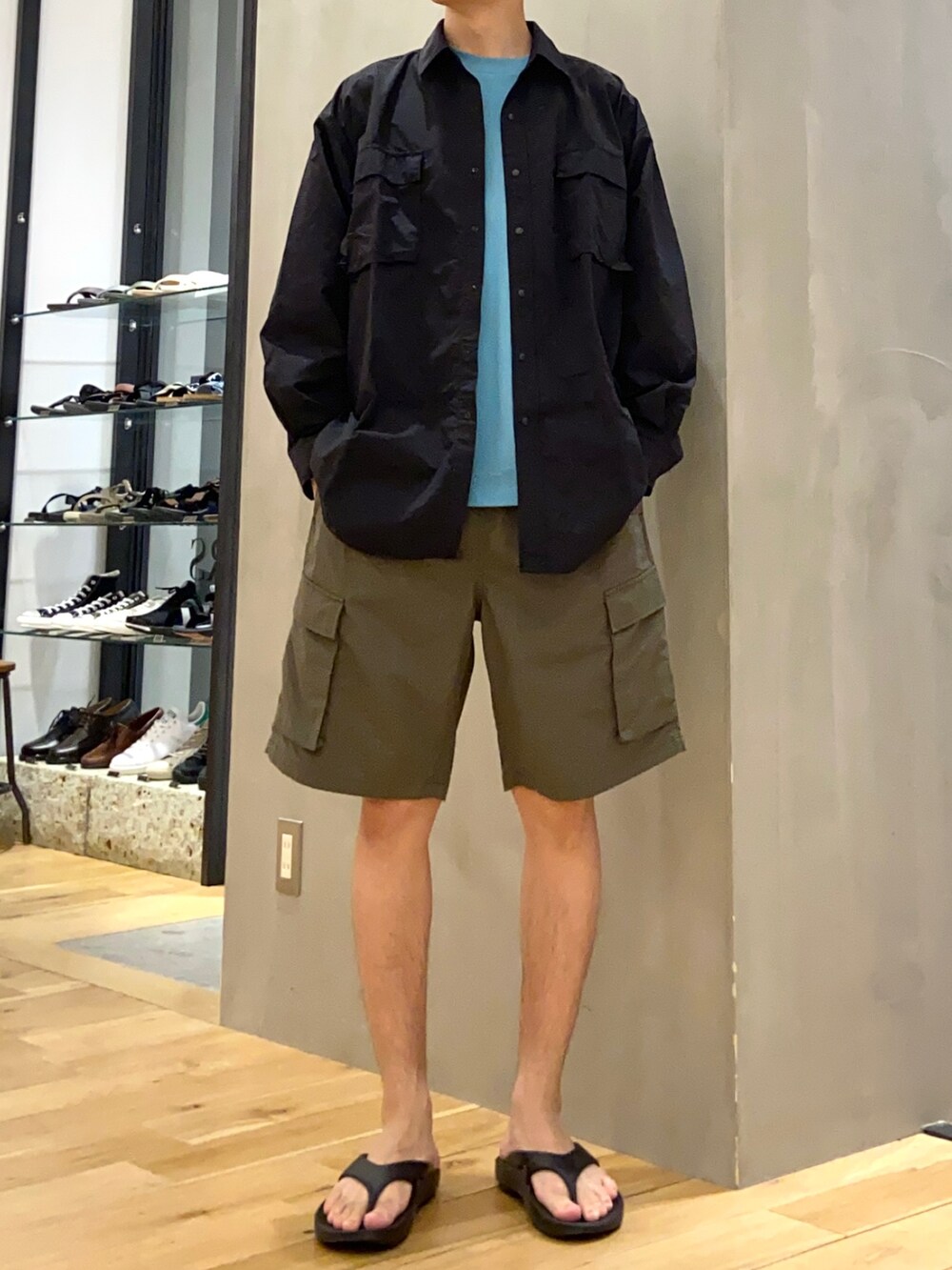 ブラック系のシャツ/ブラウス、ブルー系のTシャツ/カットソー、ブラック系のサンダルを着用したメンズの春コーディネートの2枚目の写真