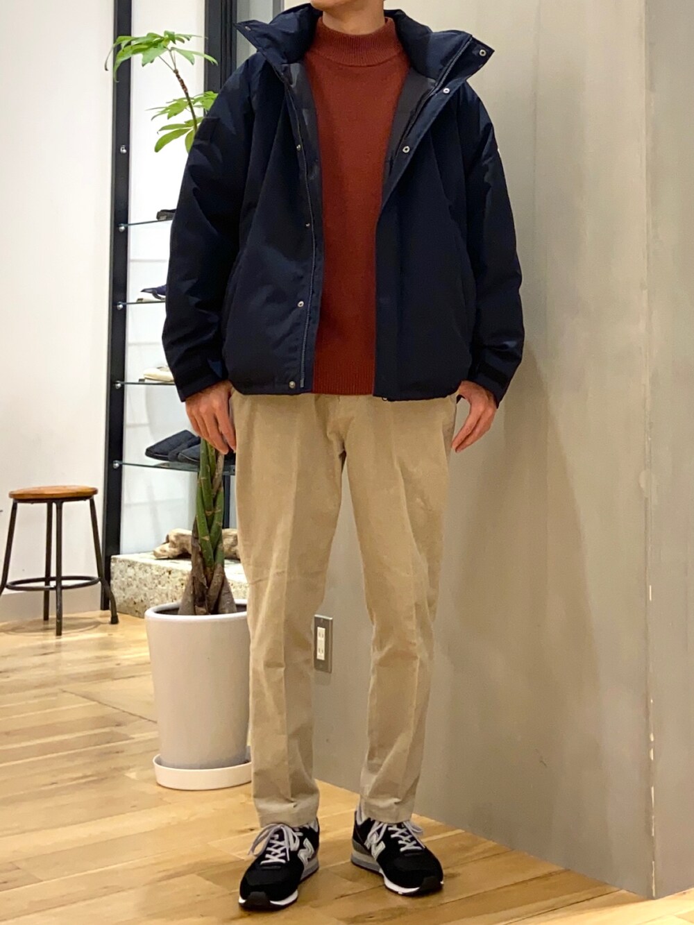 レッド系のニット/セーター、グレー系のその他パンツ、ブルー系のその他を着用したメンズの秋コーディネートの4枚目の写真