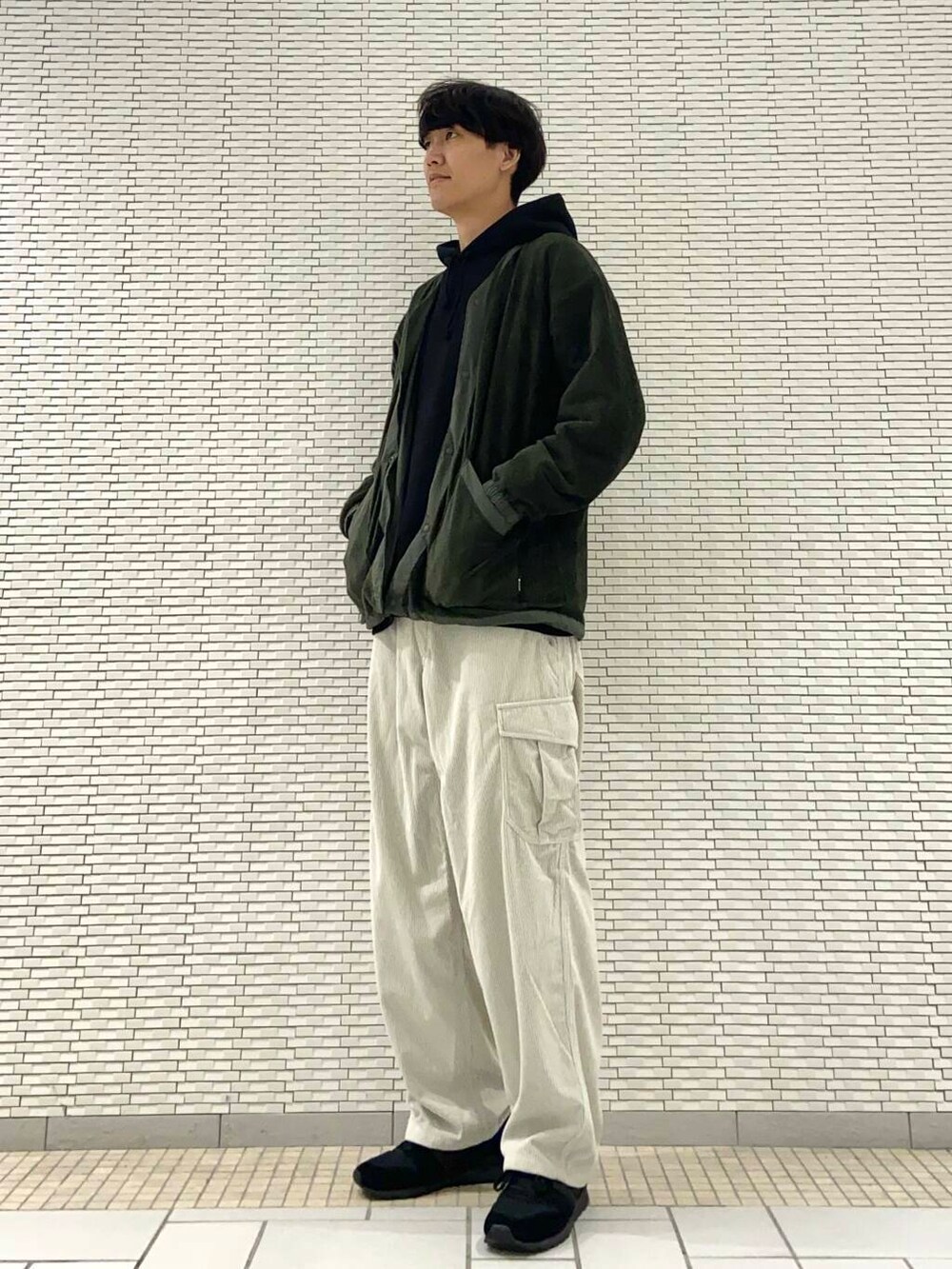 ブラック系のスウェット、ホワイト系のその他パンツ、グリーン系のその他アウターを着用したメンズの秋コーディネートの2枚目の写真