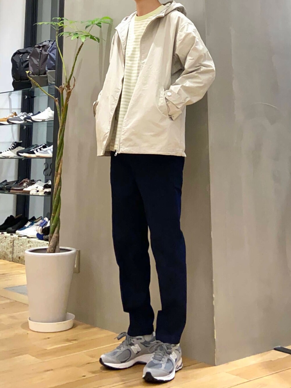 ホワイト系のブルゾン、イエロー系のTシャツ/カットソー、ブルー系のデニムパンツを着用したメンズの春コーディネートの3枚目の写真