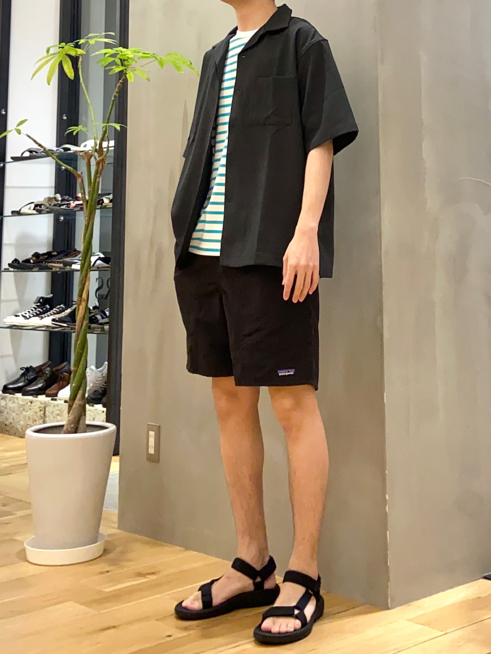 グリーン系のシャツ/ブラウス、ブルー系のTシャツ/カットソー、ブルー系のその他を着用したメンズの夏コーディネートの2枚目の写真