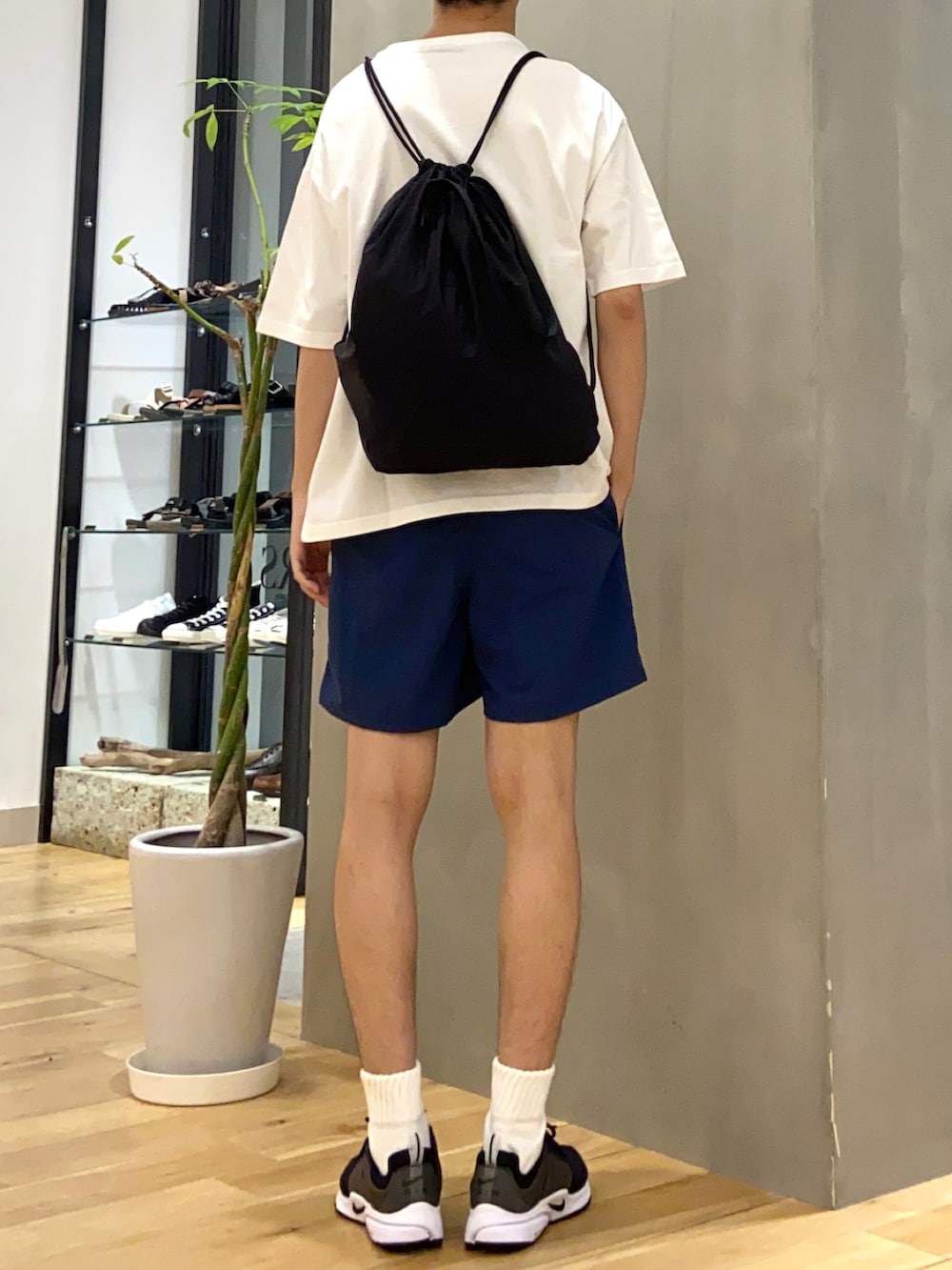 ホワイト系のTシャツ/カットソー、ブラック系のバックパック/リュック、その他のその他を着用したメンズの夏コーディネートの3枚目の写真