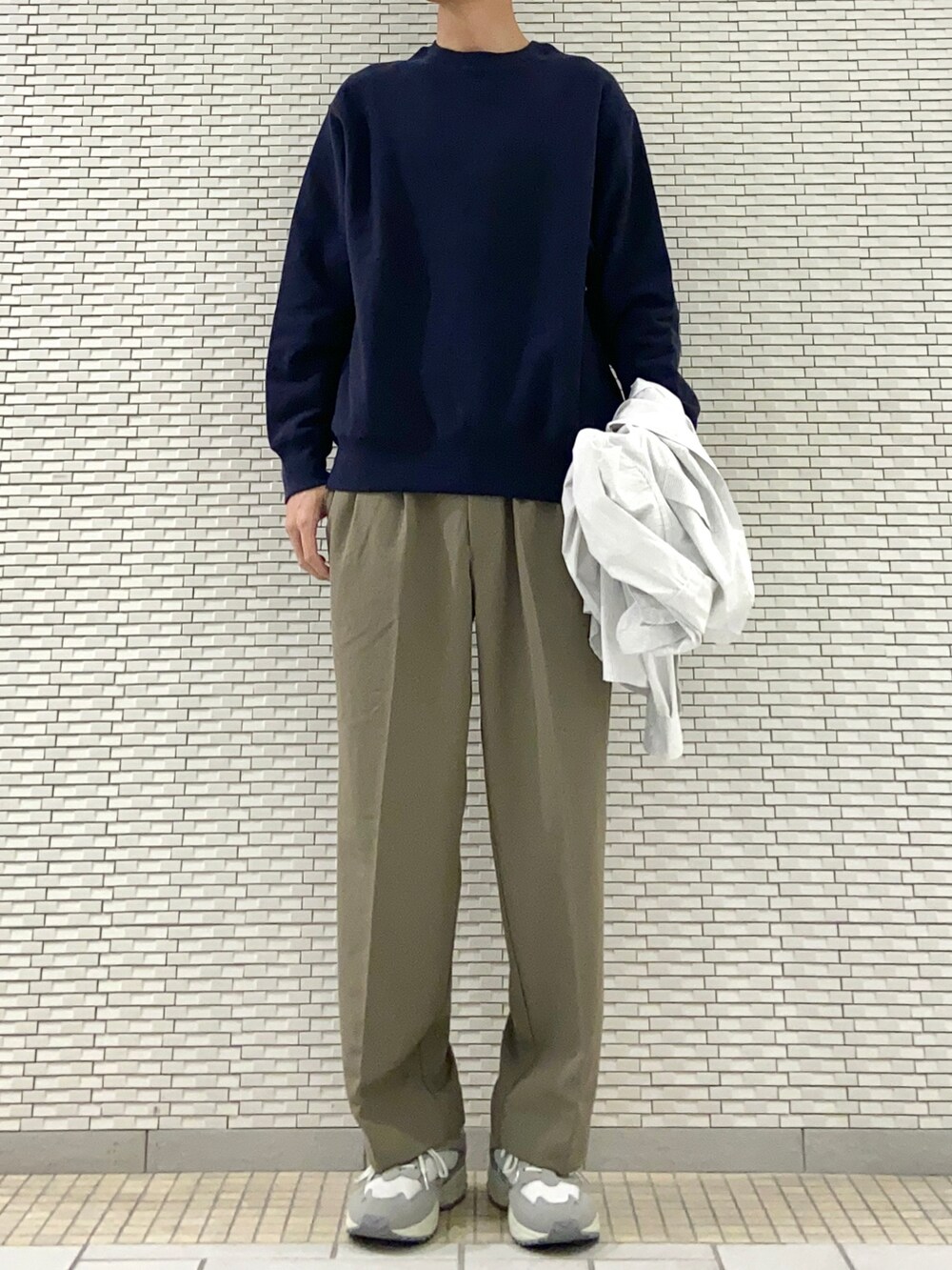 ブルー系のシャツ/ブラウス、グレー系のスウェット、グリーン系のその他パンツを着用したメンズの春コーディネートの2枚目の写真