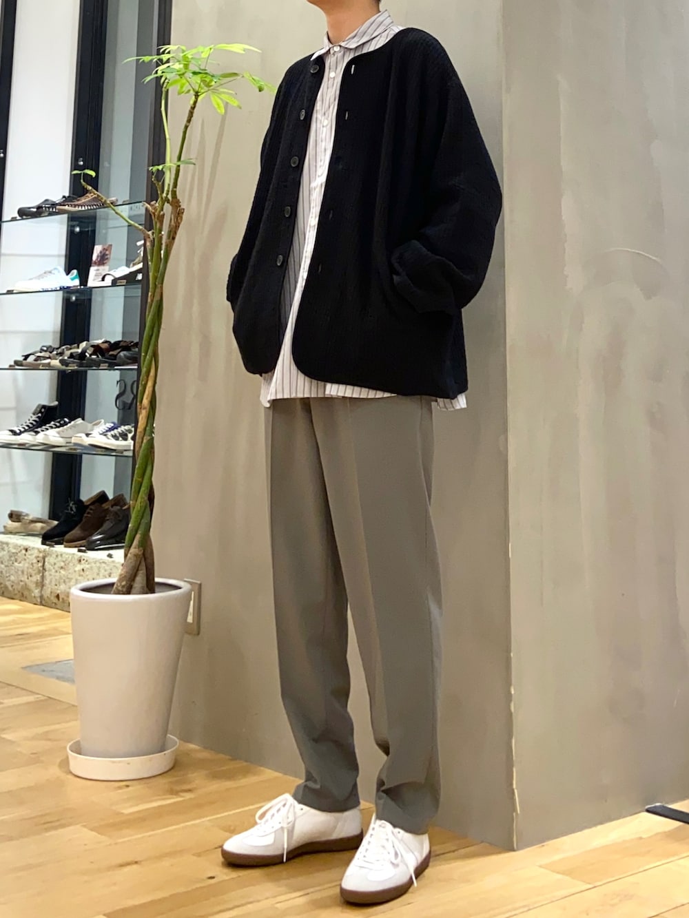 ブラック系のブルゾン、グレー系のシャツ/ブラウス、グリーン系のその他パンツを着用したメンズの秋コーディネートの3枚目の写真
