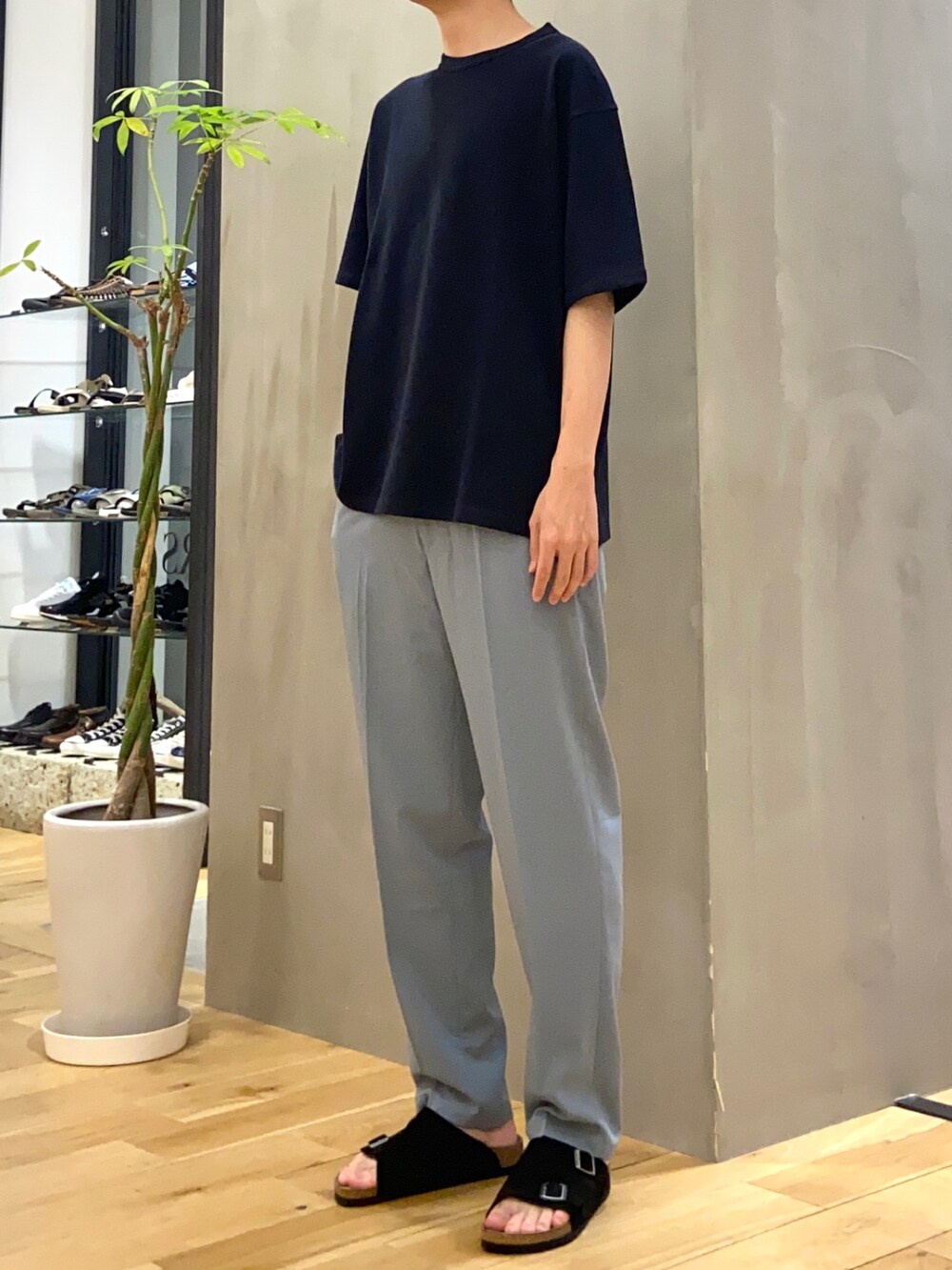 ブルー系のTシャツ/カットソー、ブルー系のその他パンツを着用したメンズの夏コーディネートの2枚目の写真