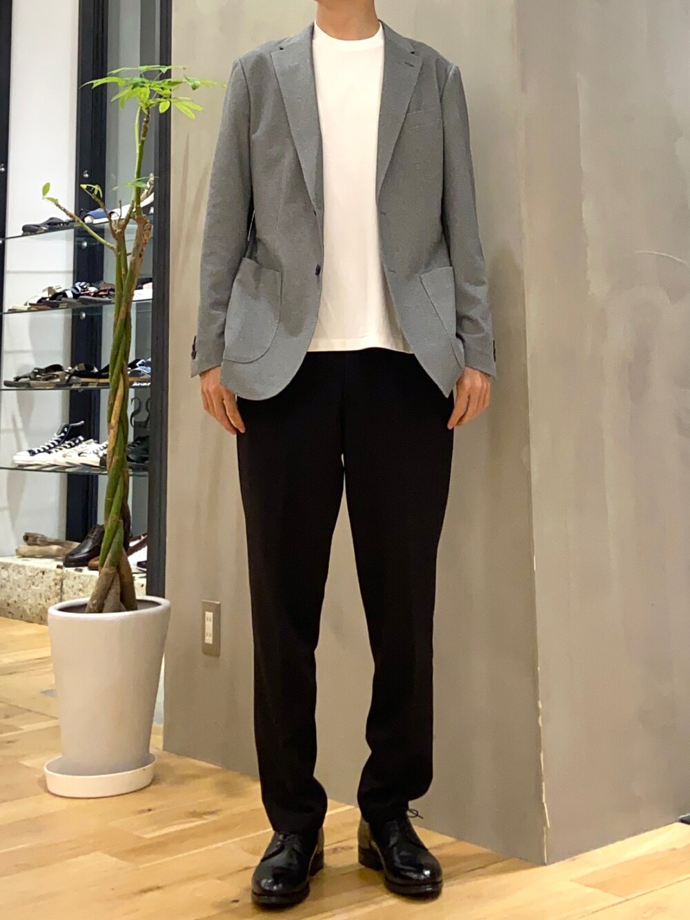 グレー系のスーツジャケット、ホワイト系のTシャツ/カットソー、ブラック系のその他パンツを着用したメンズの夏コーディネートの4枚目の写真