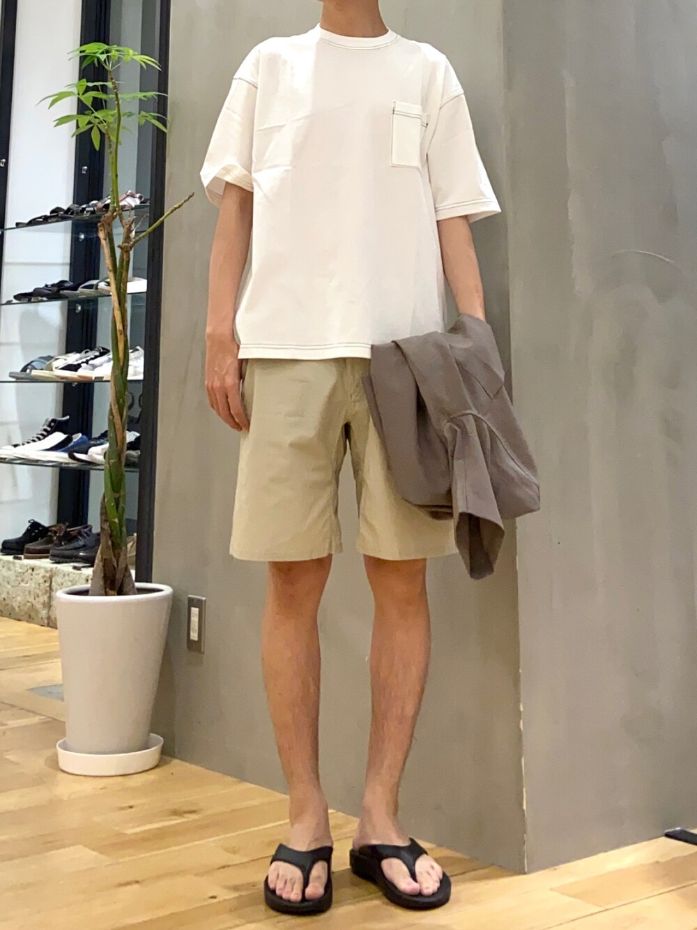 ブラウン系のシャツ/ブラウス、ホワイト系のTシャツ/カットソー、ベージュ系のその他パンツを着用したメンズの春コーディネートの2枚目の写真