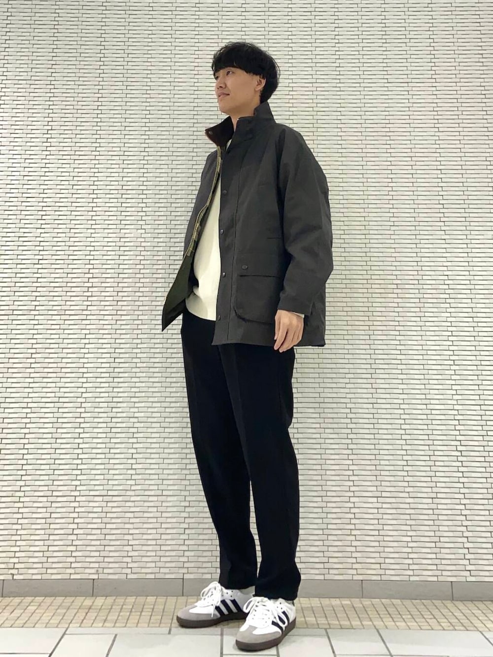 ホワイト系のスニーカー、ホワイト系のニット/セーター、グリーン系のその他アウターを着用したメンズの秋コーディネートの2枚目の写真