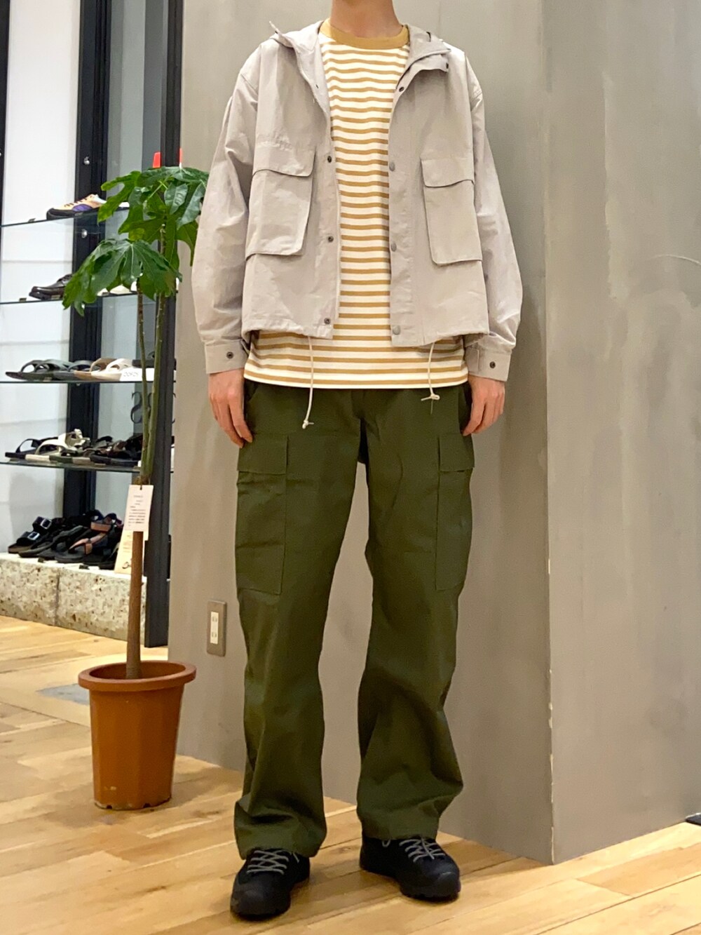 ホワイト系のマウンテンパーカー、イエロー系のTシャツ/カットソー、グリーン系のその他パンツを着用したメンズの春コーディネートの4枚目の写真