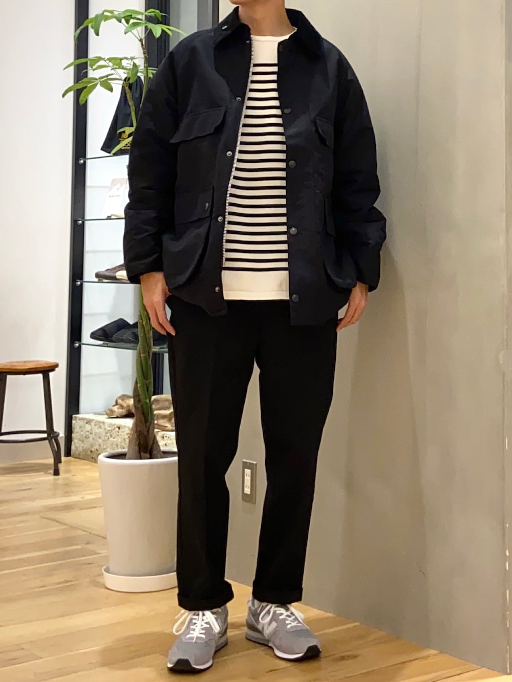 ブラック系のその他アウター、ホワイト系のニット/セーター、ブラック系のその他パンツを着用したメンズの秋コーディネートの3枚目の写真