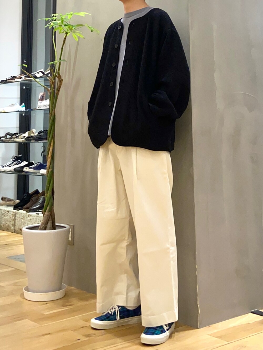 ブラック系のブルゾン、ブルー系のTシャツ/カットソー、ホワイト系のチノパンツを着用したメンズの秋コーディネートの2枚目の写真