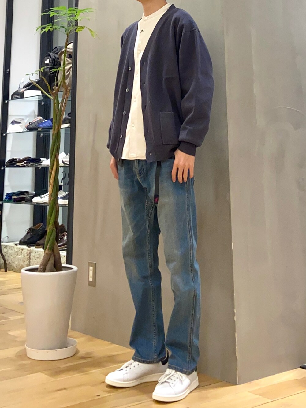 グレー系のカーディガン/ボレロ、ベージュ系のシャツ/ブラウス、ブルー系のその他パンツを着用したメンズの冬コーディネートの2枚目の写真