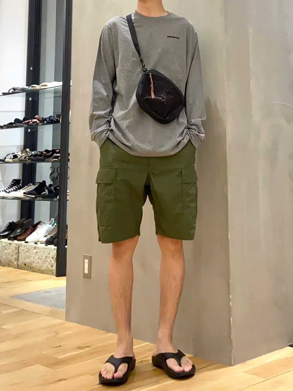 ブラック系のショルダーバッグ、ブラック系のサンダル、グリーン系のその他パンツを着用したメンズの春コーディネートの4枚目の写真