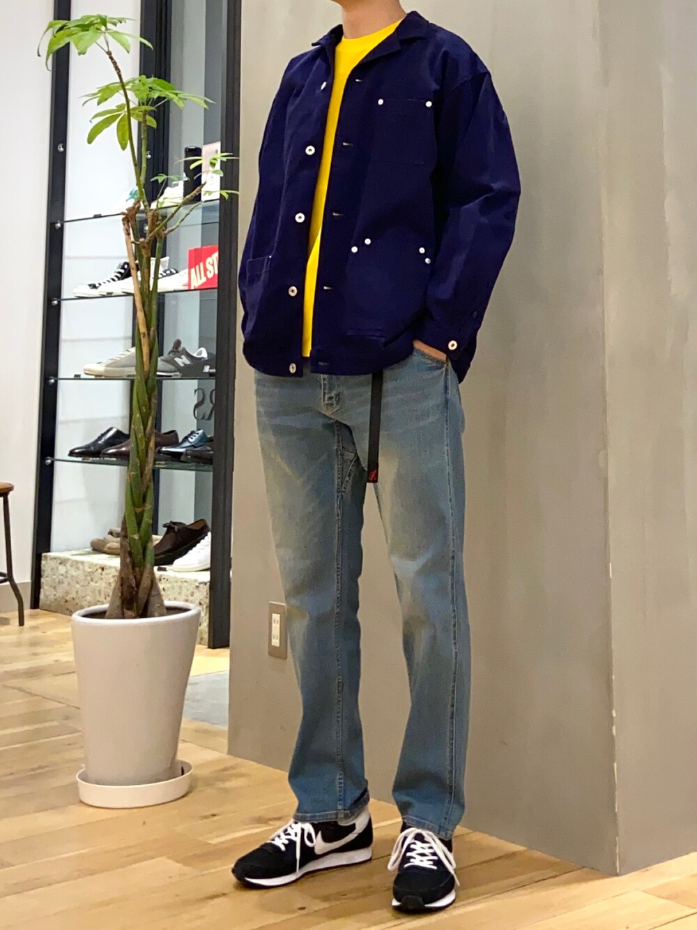 ブルー系のその他アウター、イエロー系のTシャツ/カットソー、ブルー系のその他パンツを着用したメンズの冬コーディネートの3枚目の写真