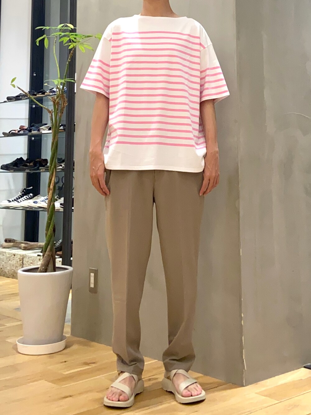 ピンク系のTシャツ/カットソー、ブラウン系のその他パンツ、ホワイト系のサンダルを着用したメンズの夏コーディネートの3枚目の写真