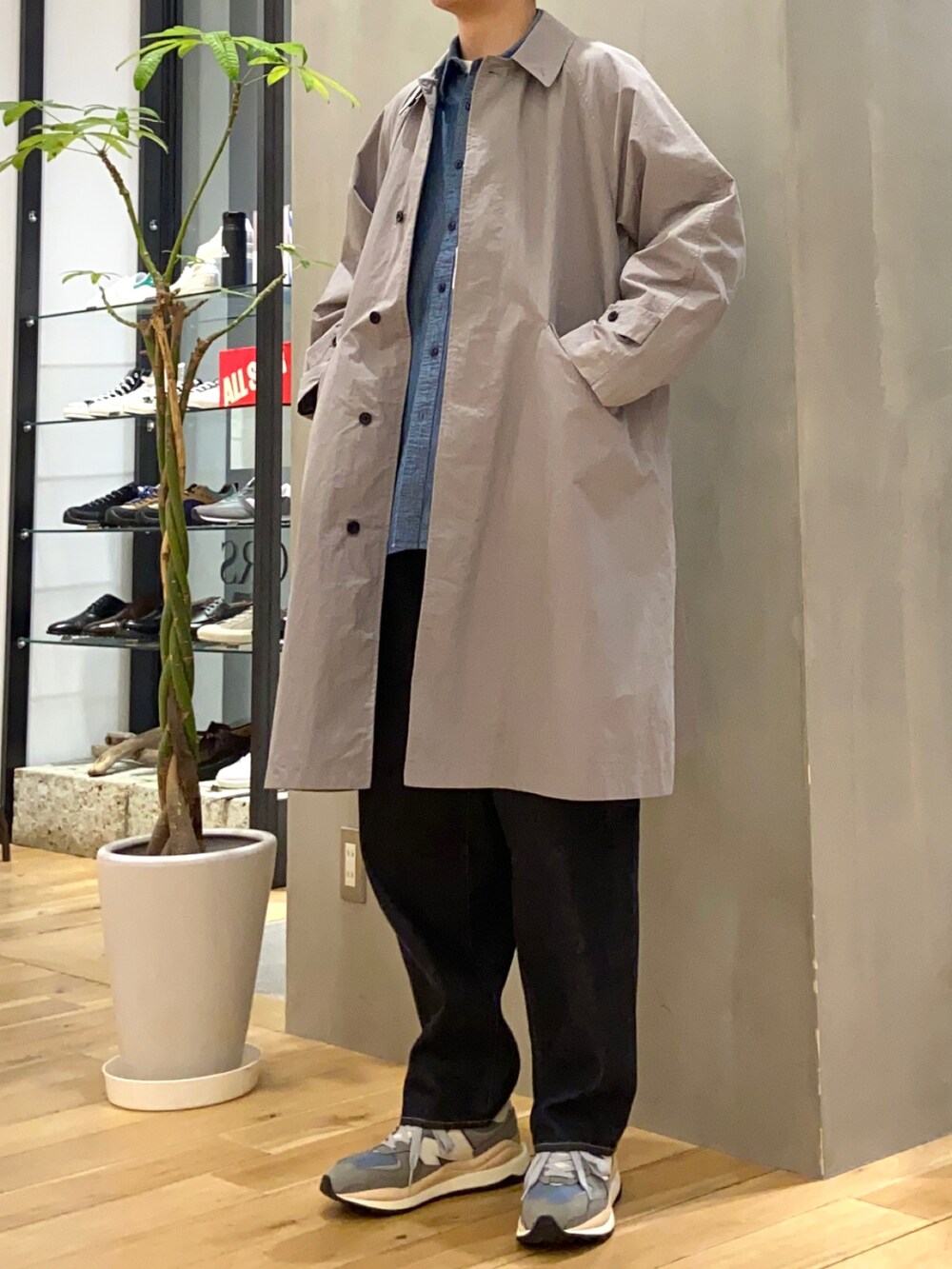 ホワイト系のTシャツ/カットソー、ブルー系のシャツ/ブラウス、グレー系のステンカラーコートを着用したメンズの春コーディネートの4枚目の写真