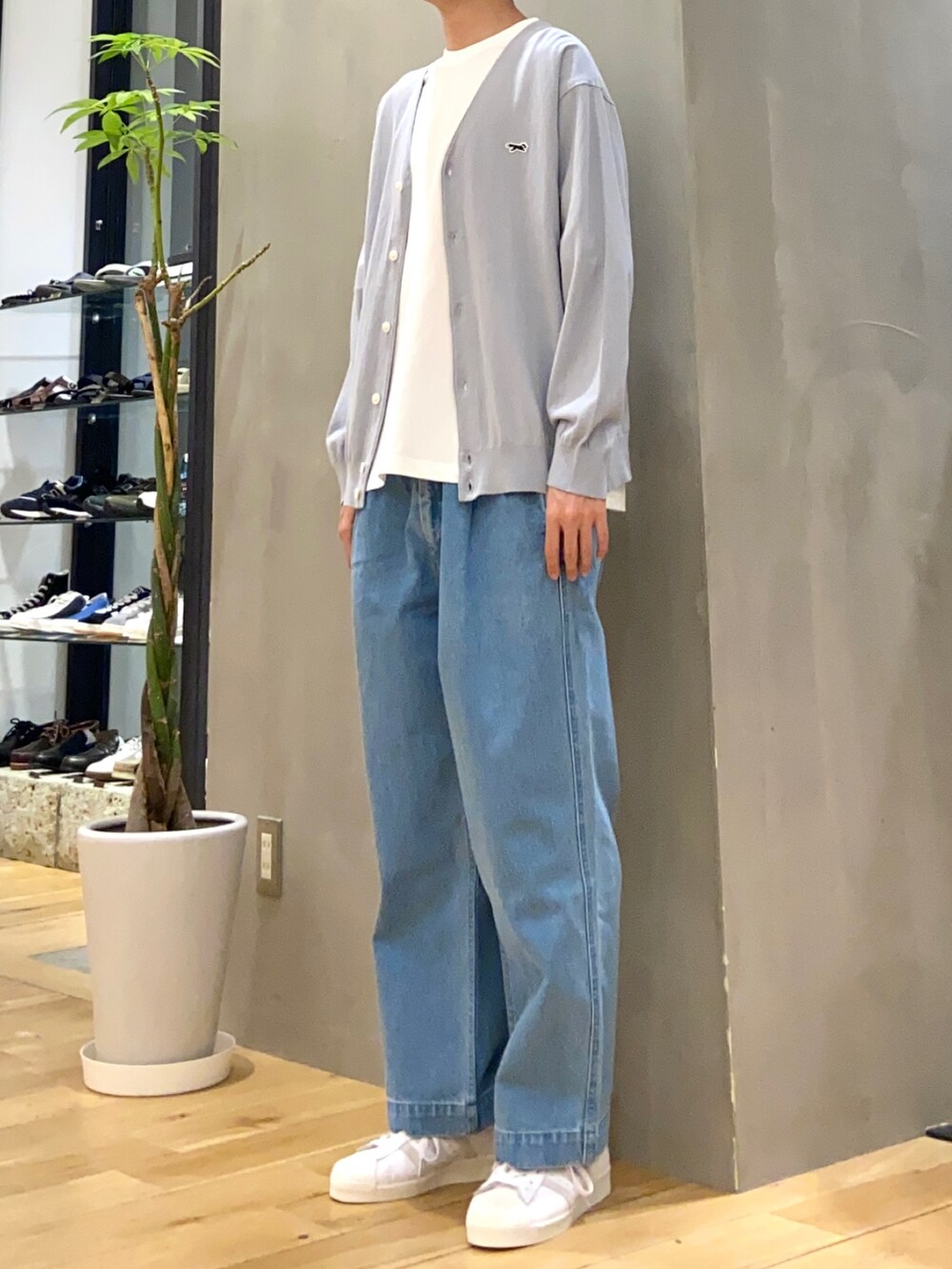 ブルー系のカーディガン/ボレロ、ホワイト系のTシャツ/カットソー、ブルー系のデニムパンツを着用したメンズの春コーディネートの3枚目の写真