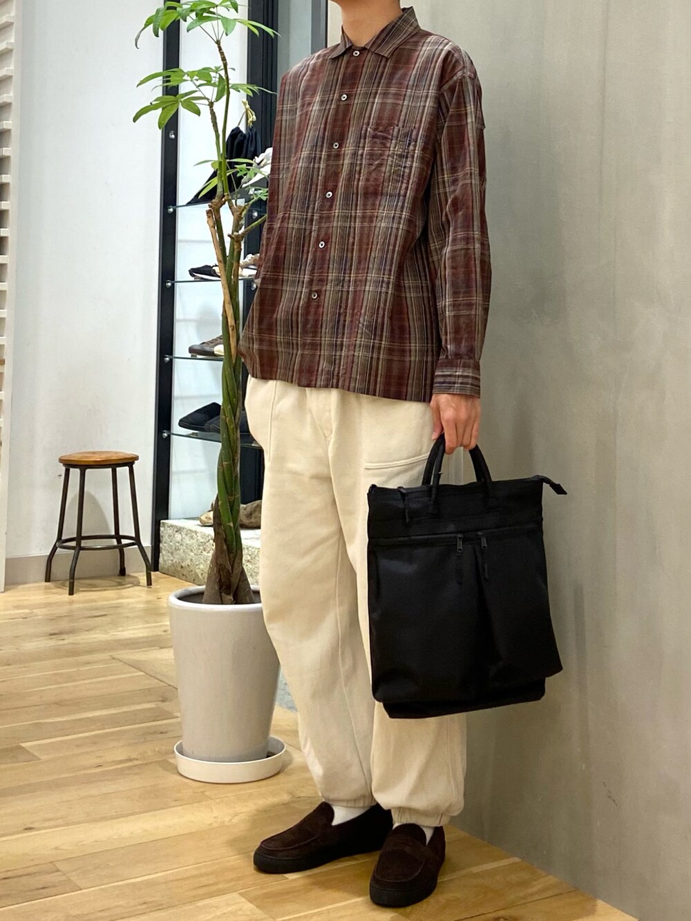 その他のシャツ/ブラウス、ホワイト系のその他パンツ、ブラウン系のローファーを着用したメンズの秋コーディネートの2枚目の写真