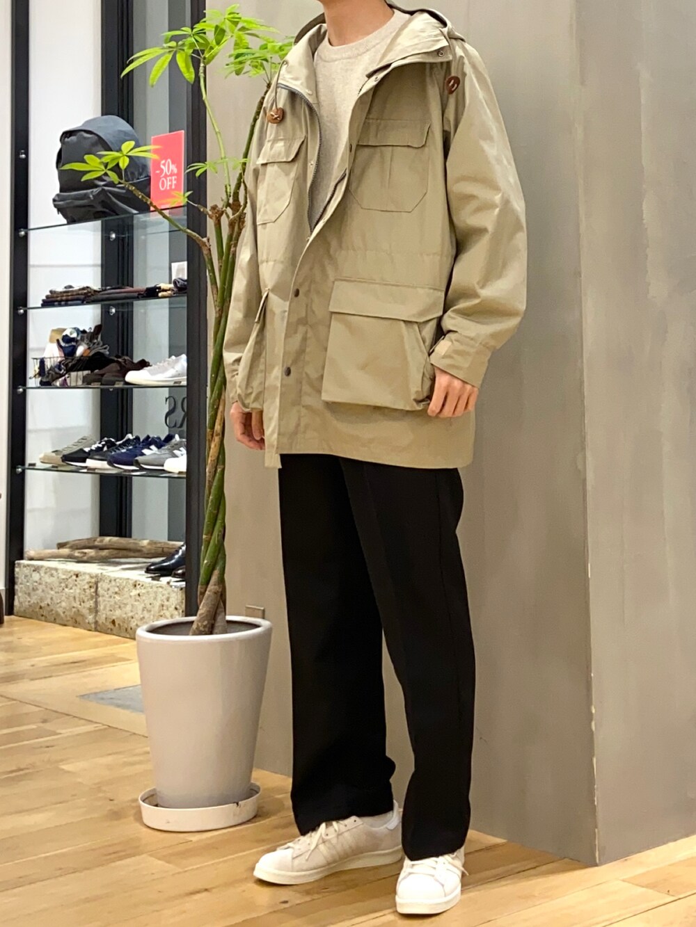 ホワイト系のニット/セーター、ベージュ系のマウンテンパーカー、ブラック系のその他パンツを着用したメンズの冬コーディネートの4枚目の写真