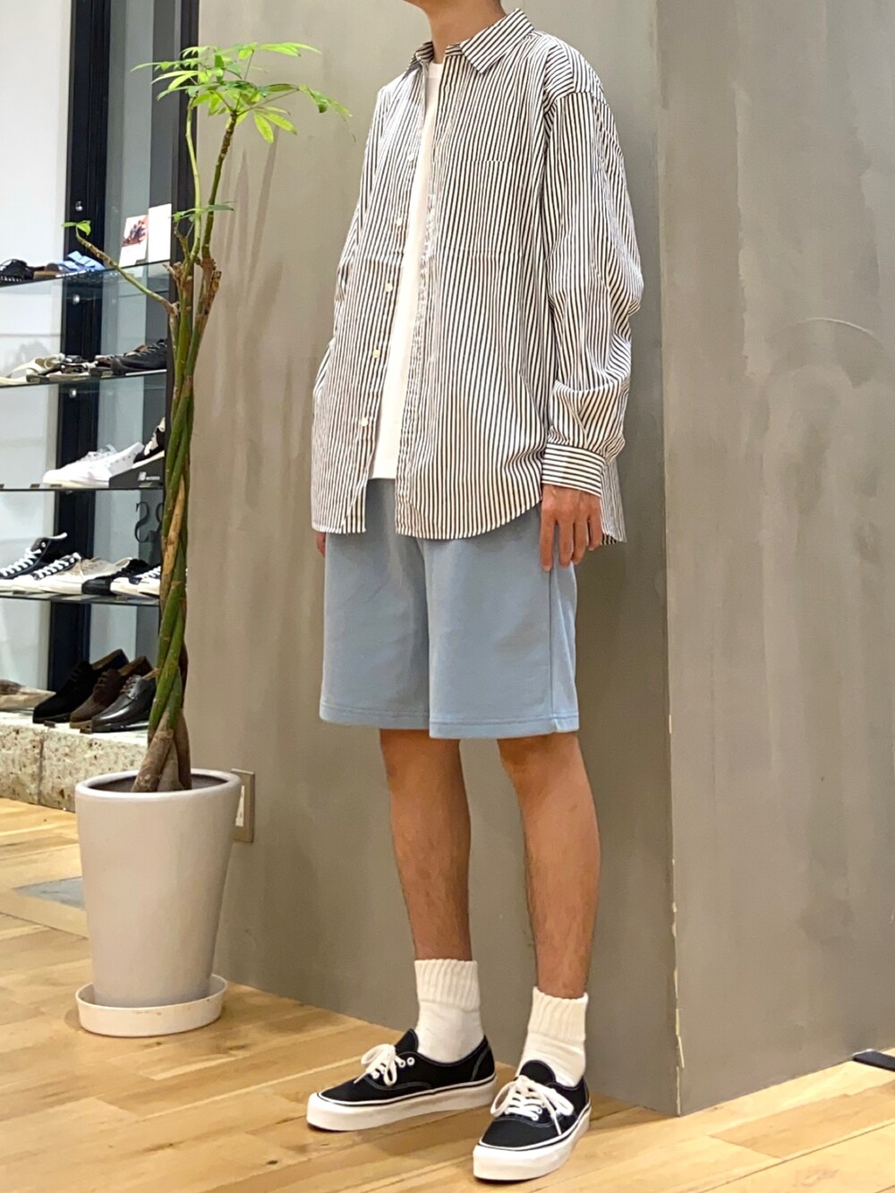 ブルー系のシャツ/ブラウス、ホワイト系のTシャツ/カットソー、ブルー系のその他パンツを着用したメンズの夏コーディネートの3枚目の写真