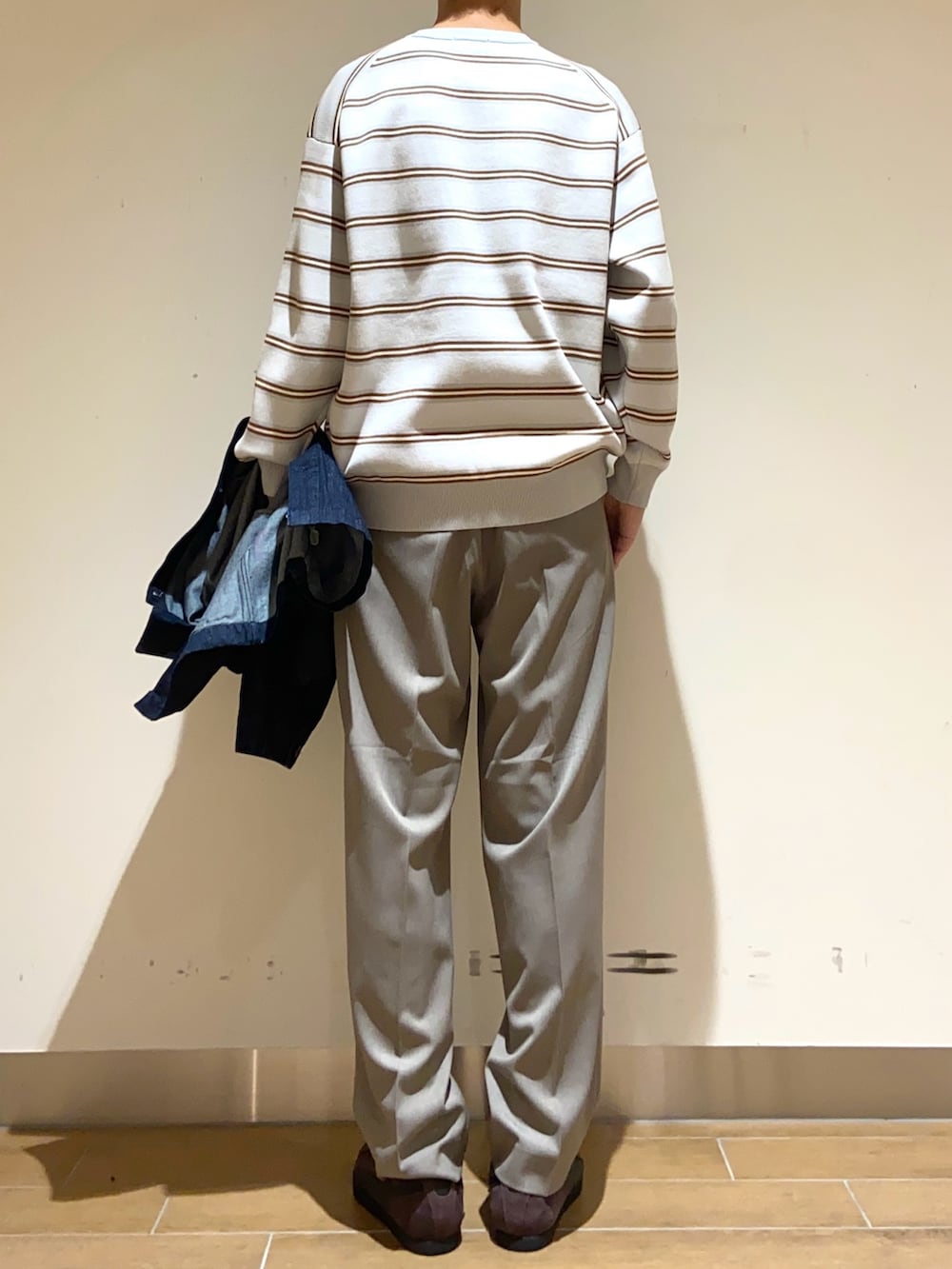 ブルー系のカバーオール、グレー系のニット/セーター、ベージュ系のその他パンツを着用したメンズの春コーディネートの5枚目の写真