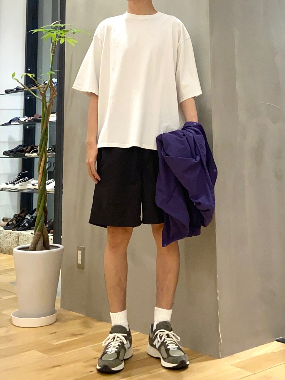 パープル系のブルゾン、ホワイト系のTシャツ/カットソー、ブルー系のその他を着用したメンズの夏コーディネートの2枚目の写真