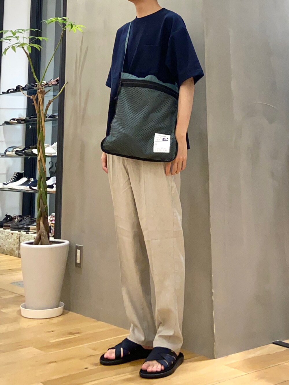 ブルー系のTシャツ/カットソー、ホワイト系のその他パンツ、ブルー系のサンダルを着用したメンズの夏コーディネートの2枚目の写真