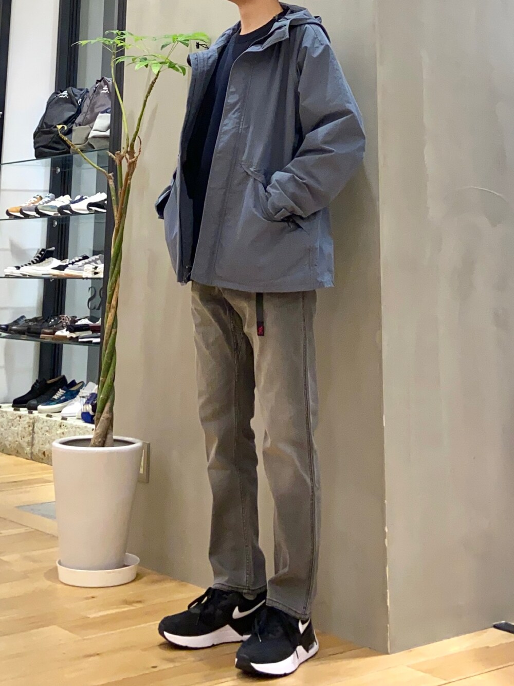 ブルー系のマウンテンパーカー、ブルー系のスウェット、ブラック系のその他パンツを着用したメンズの春コーディネートの3枚目の写真