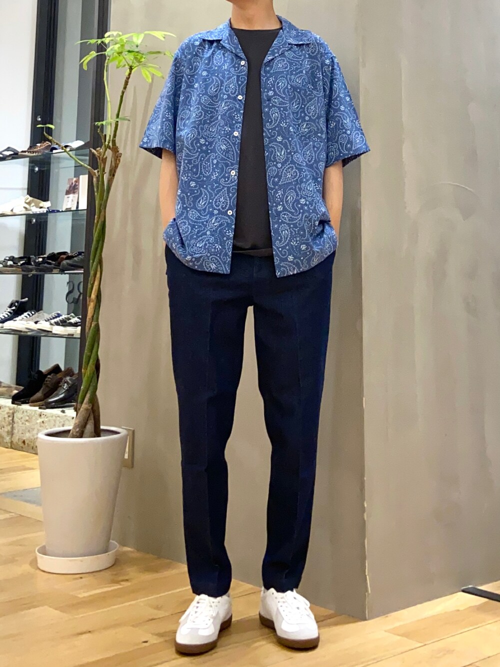 ブルー系のシャツ/ブラウス、ブラック系のTシャツ/カットソー、ホワイト系のスニーカーを着用したメンズの夏コーディネートの4枚目の写真