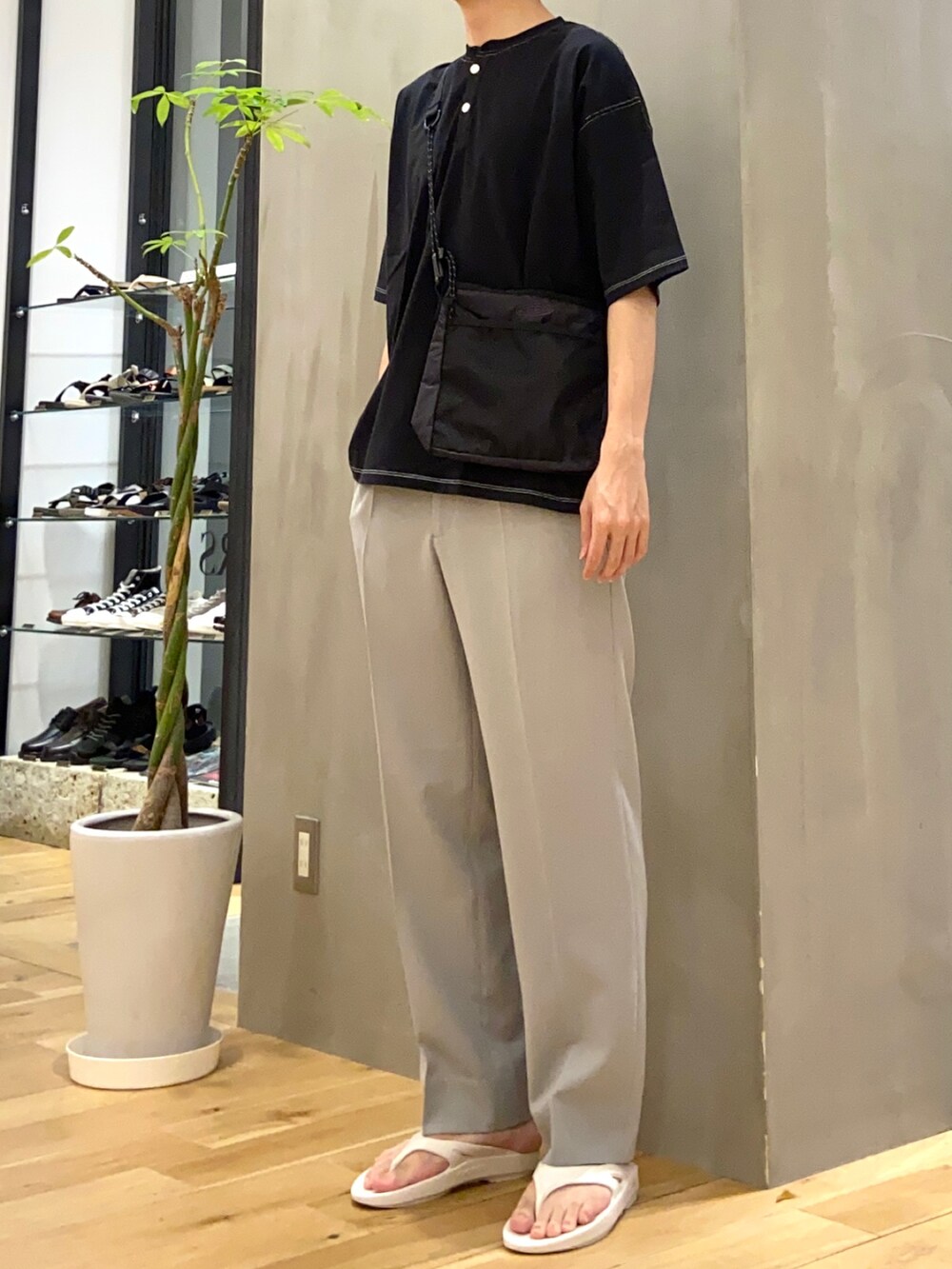 グレー系のTシャツ/カットソー、グレー系のその他パンツ、ホワイト系のサンダルを着用したメンズの夏コーディネートの2枚目の写真