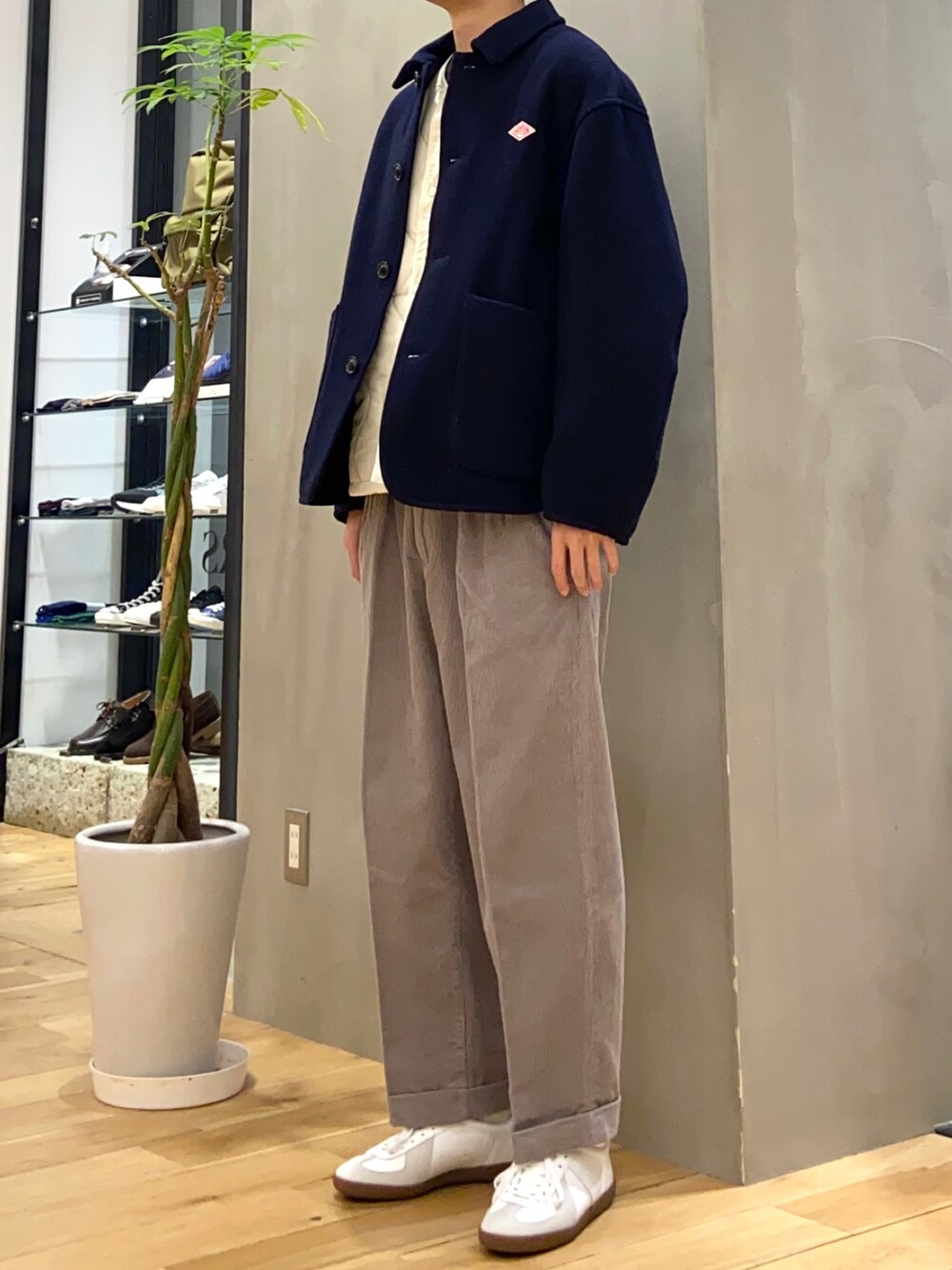 ブルー系のブルゾン、ホワイト系のダウンジャケット/コート、グレー系のニット/セーターを着用したメンズの冬コーディネートの3枚目の写真