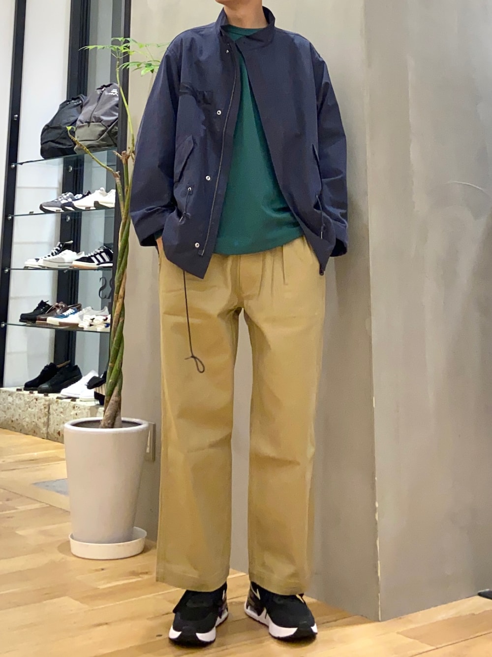 ブルー系のモッズコート、グリーン系のTシャツ/カットソー、ベージュ系のその他パンツを着用したメンズの冬コーディネートの4枚目の写真