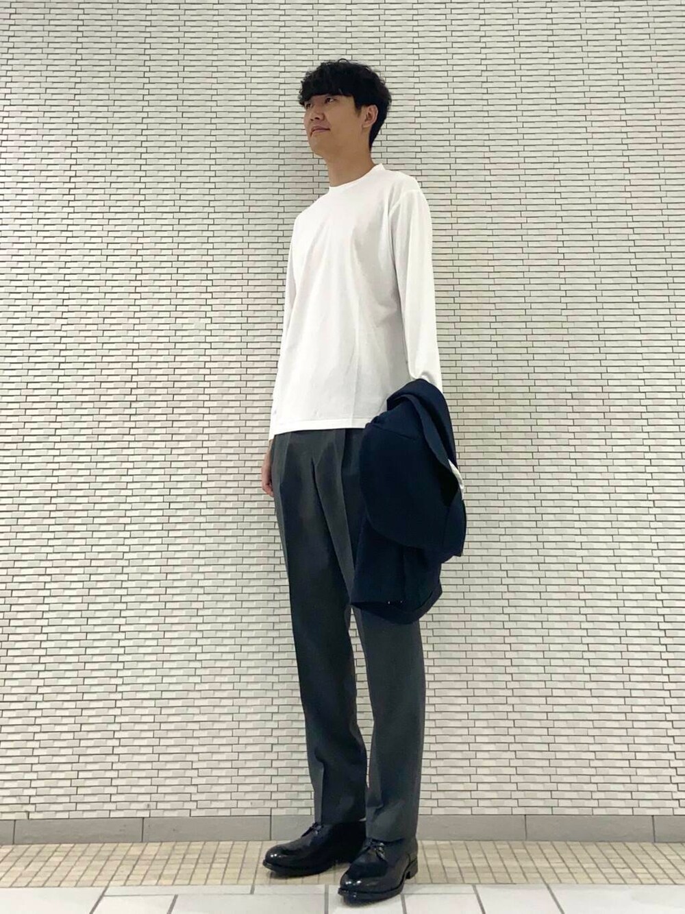 ブラック系のドレスシューズ、ホワイト系のシャツ/ブラウス、ブルー系のその他アウターを着用したメンズの夏コーディネートの2枚目の写真