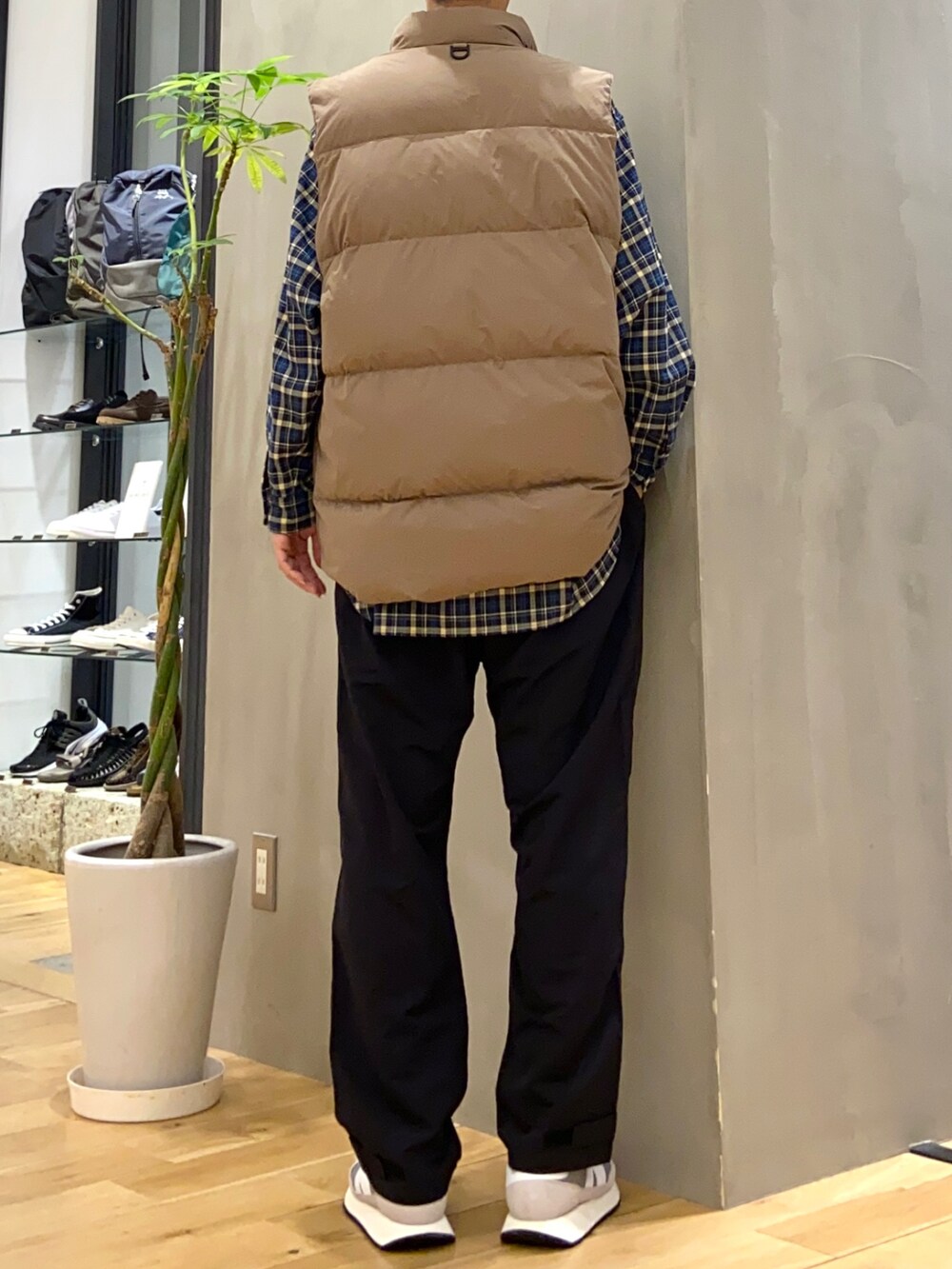 ブラウン系のダウンベスト、ブルー系のシャツ/ブラウス、ブラック系のその他パンツを着用したメンズの秋コーディネートの4枚目の写真