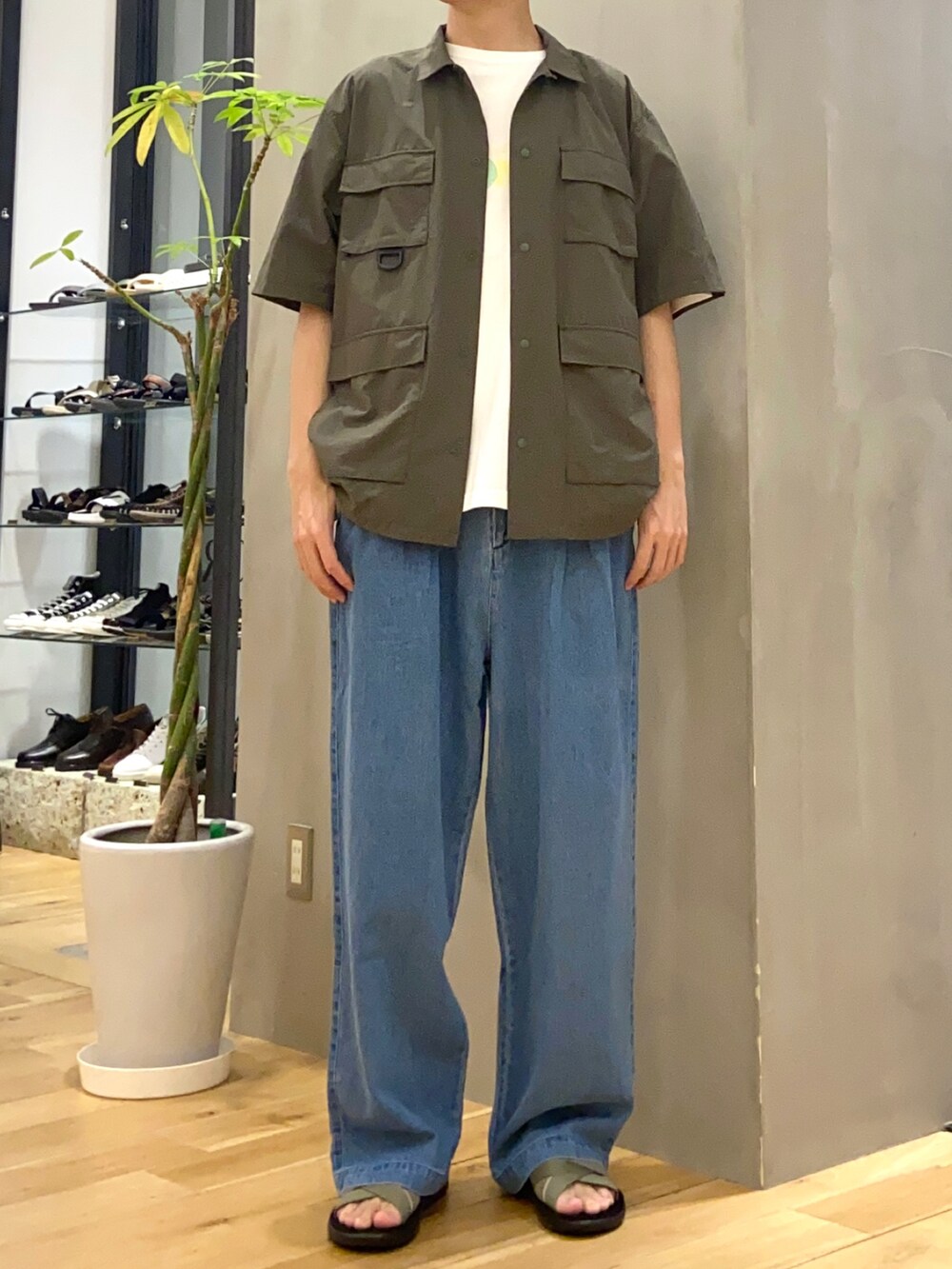 グリーン系のシャツ/ブラウス、ホワイト系のTシャツ/カットソー、ブルー系のデニムパンツを着用したメンズの夏コーディネートの4枚目の写真