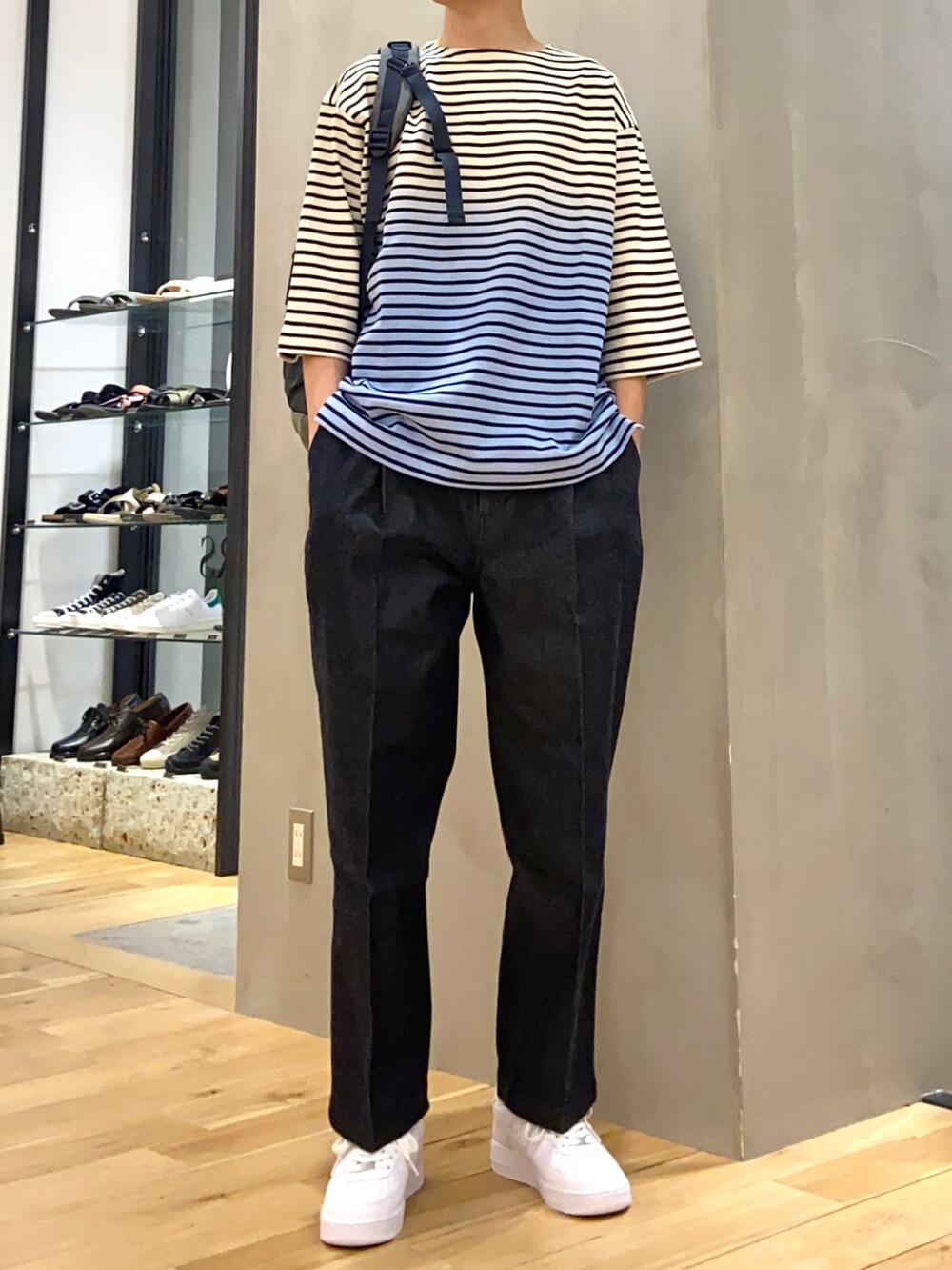 ブルー系のTシャツ/カットソー、ブルー系のバックパック/リュック、ブルー系のデニムパンツを着用したメンズの春コーディネートの3枚目の写真