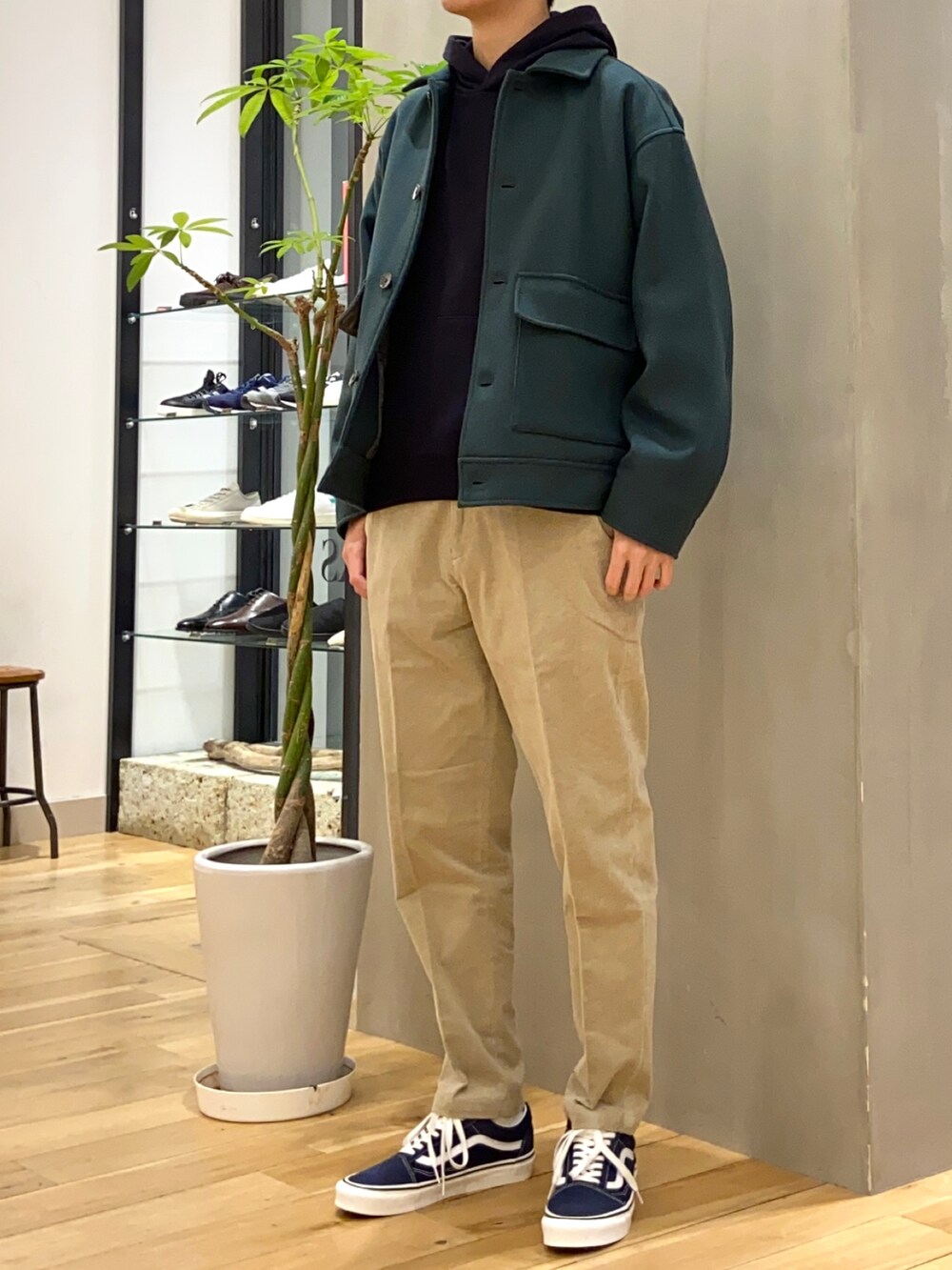 ブルー系のブルゾン、ブルー系のパーカー、グレー系のその他パンツを着用したメンズの冬コーディネートの2枚目の写真