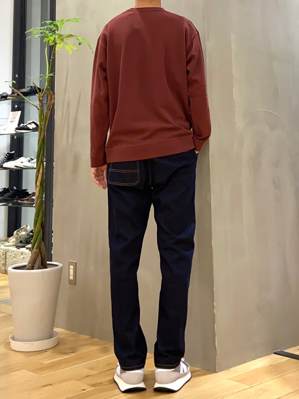 レッド系のTシャツ/カットソー、ブルー系のその他パンツを着用したメンズの秋コーディネートの3枚目の写真